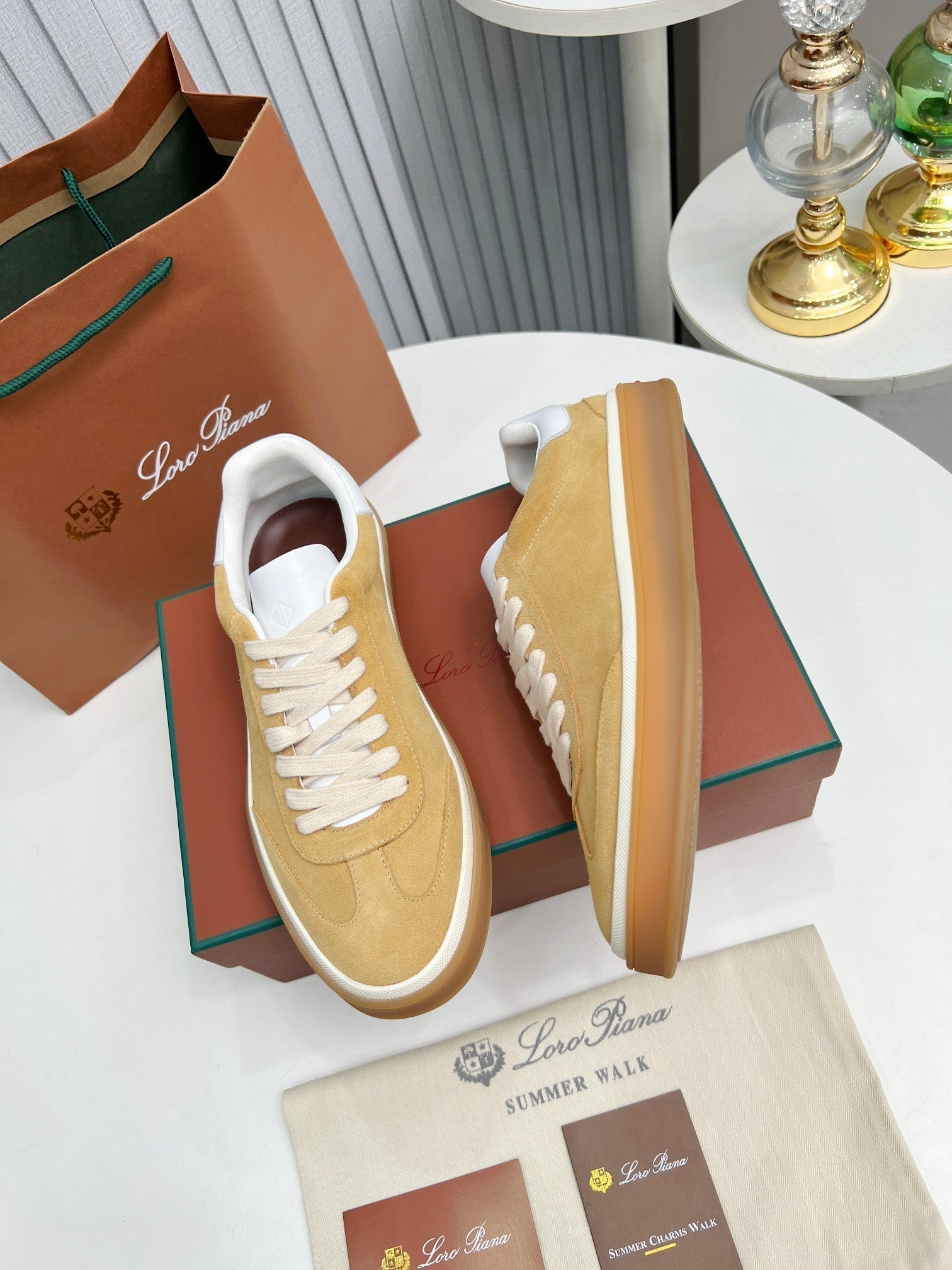 L-Sneakers