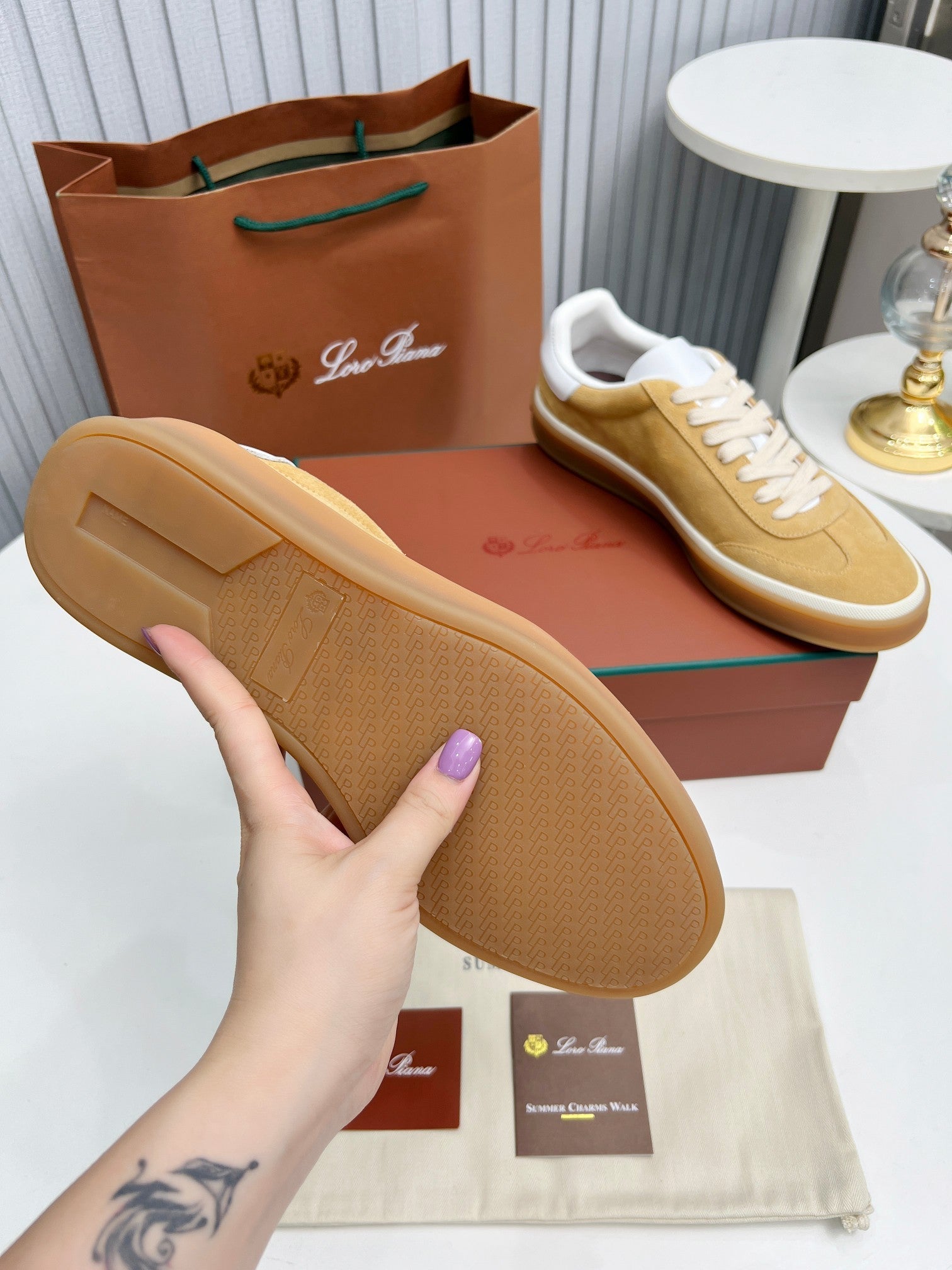 L-Sneakers