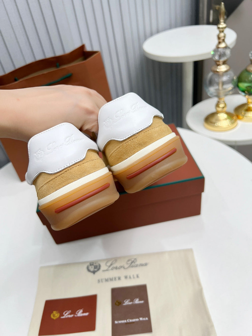 L-Sneakers