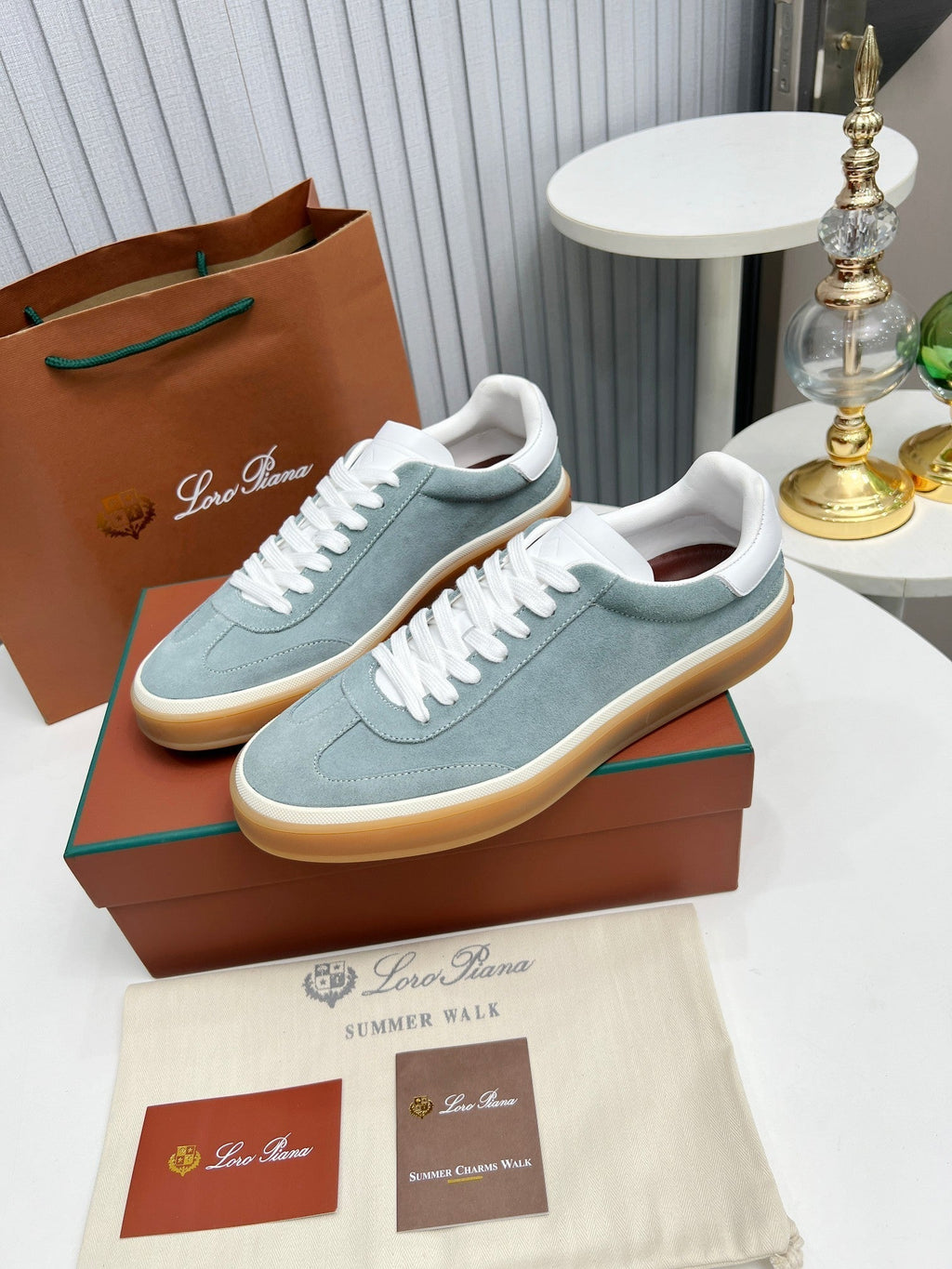 L-Sneakers