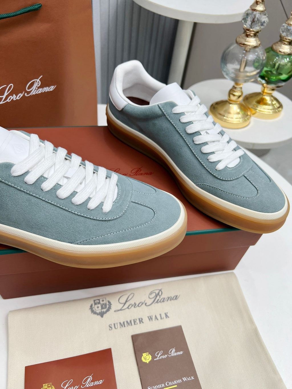 L-Sneakers