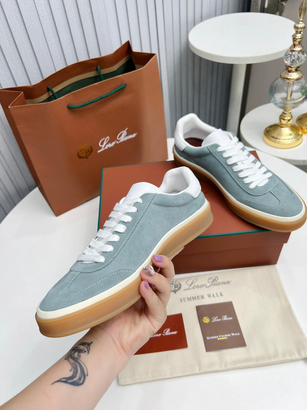 L-Sneakers
