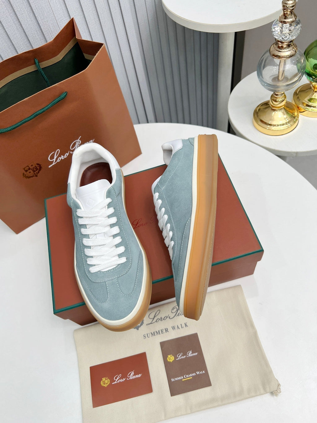 L-Sneakers