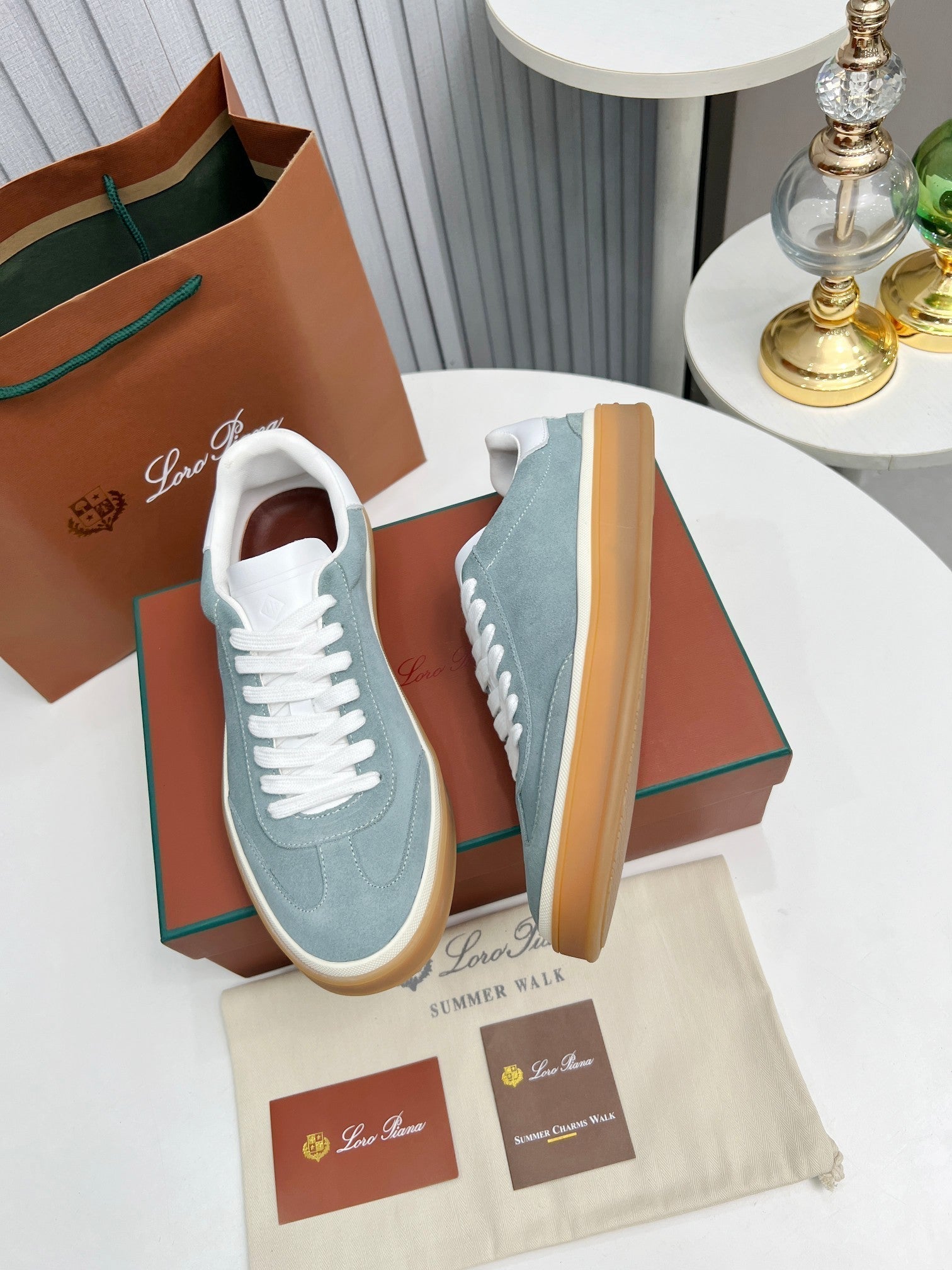L-Sneakers