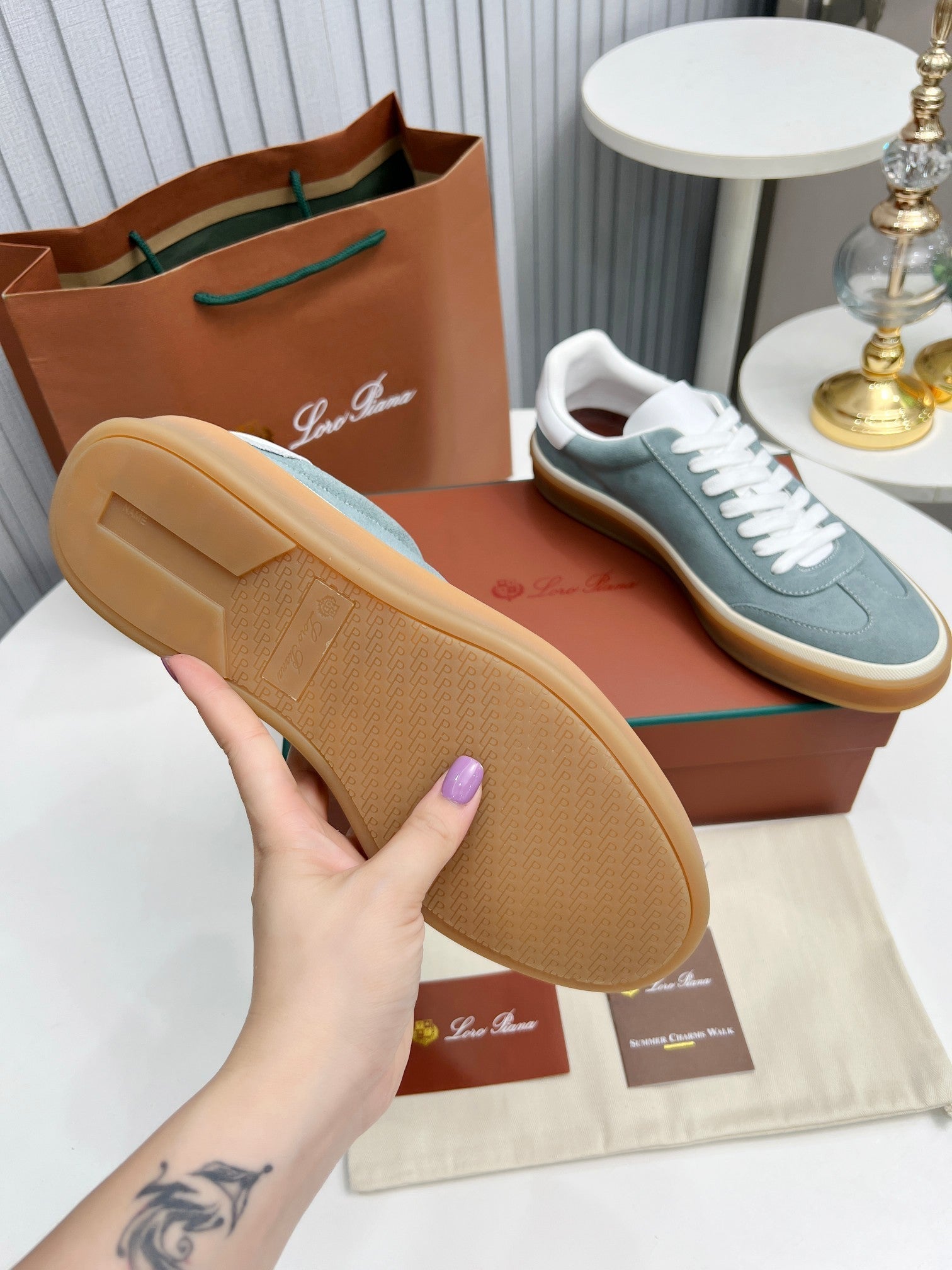 L-Sneakers
