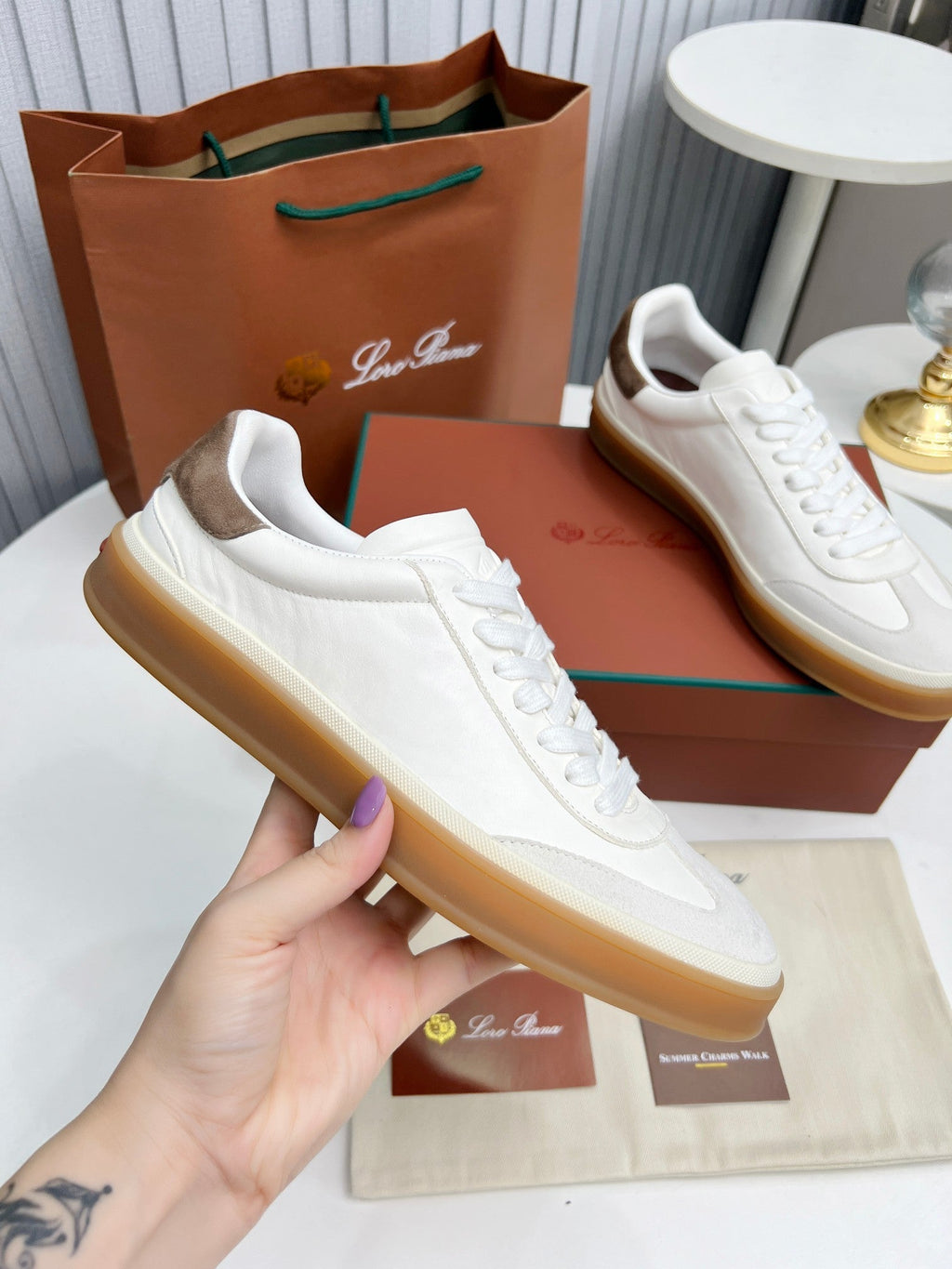 L-Sneakers