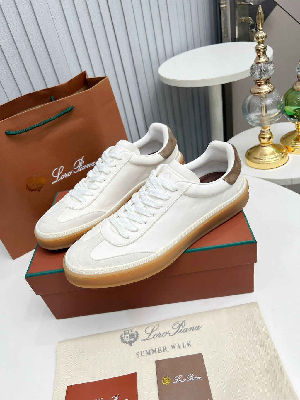 L-Sneakers