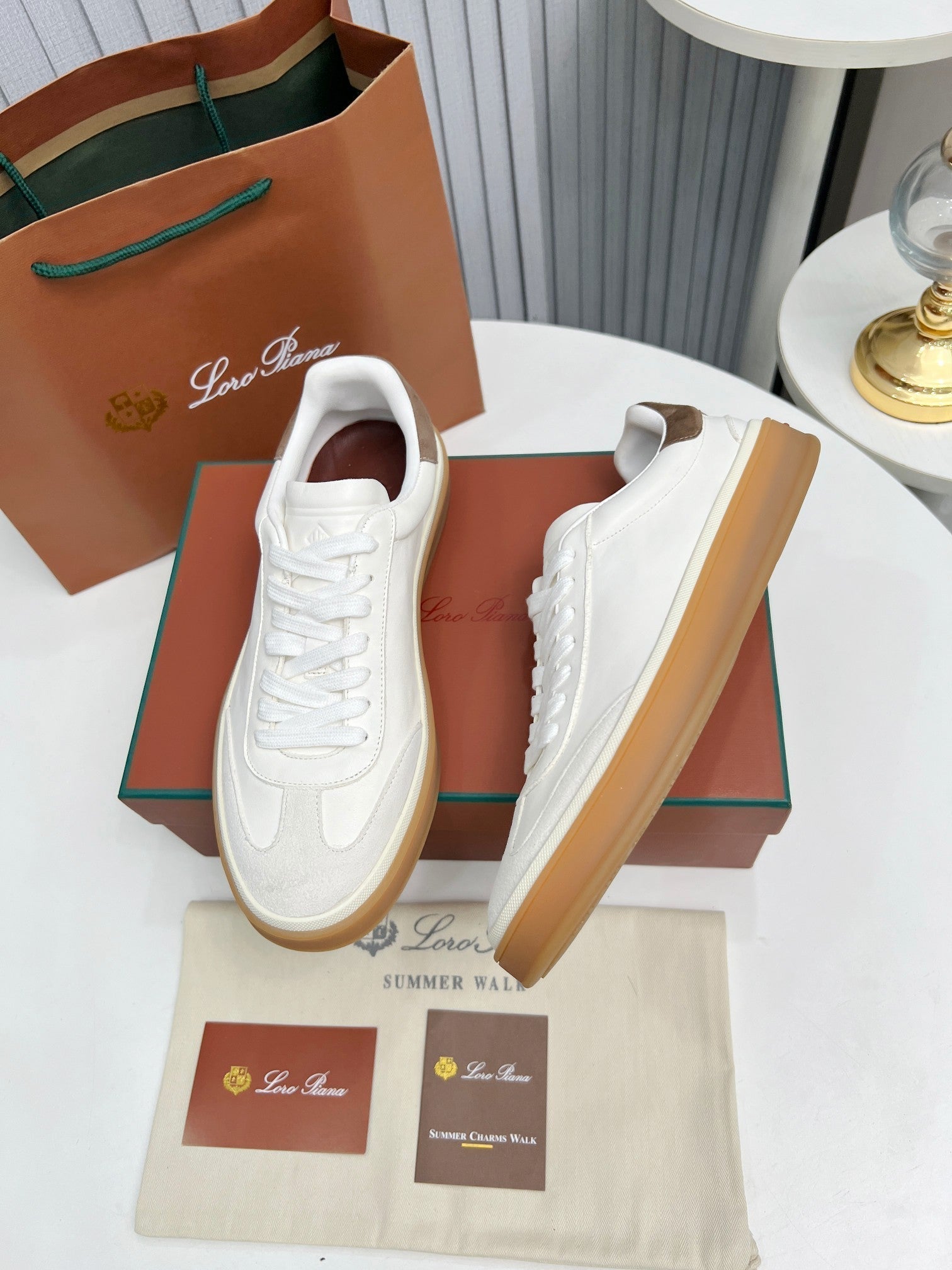 L-Sneakers