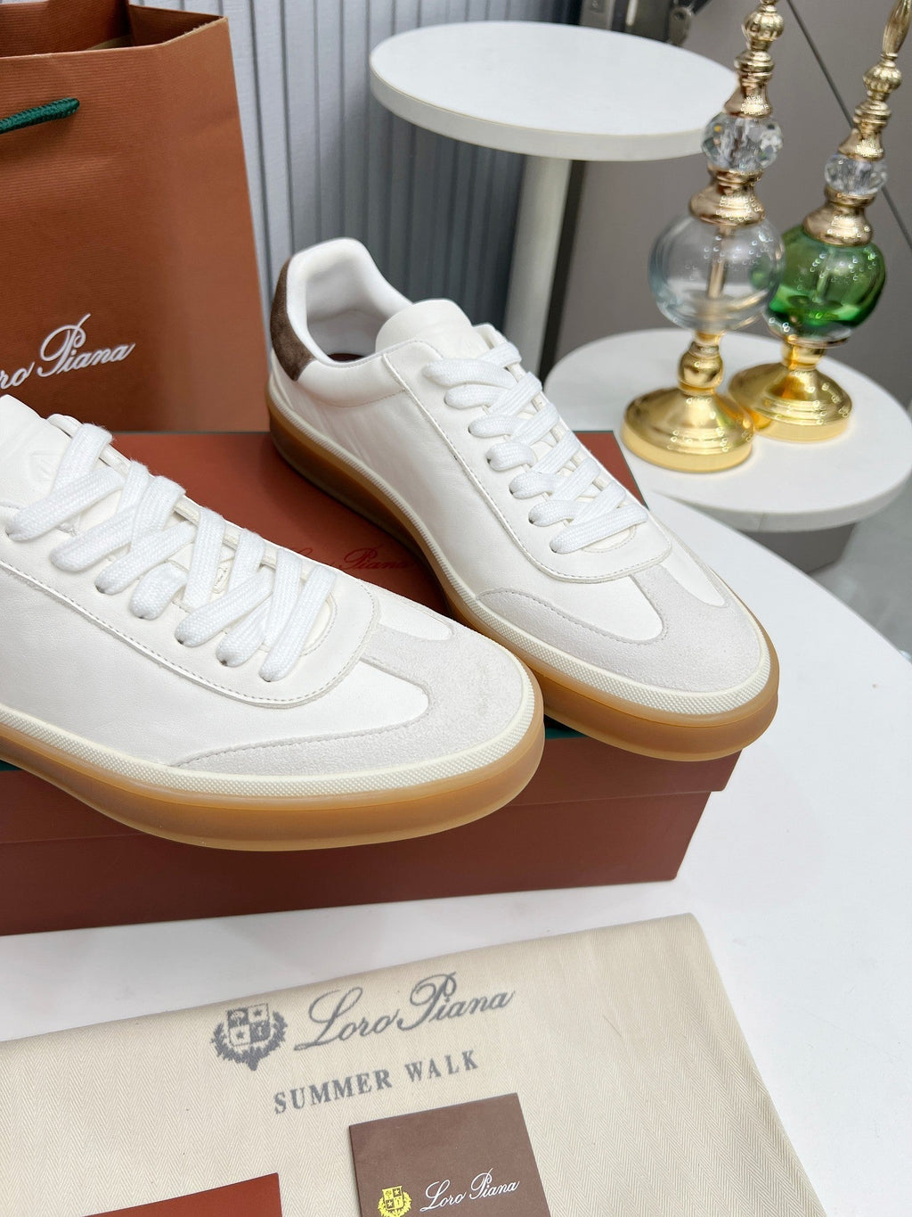 L-Sneakers
