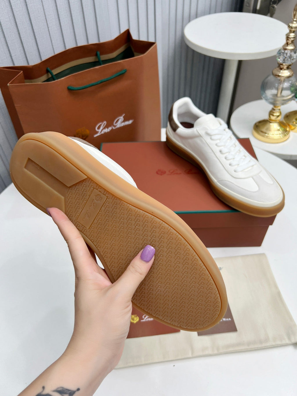 L-Sneakers
