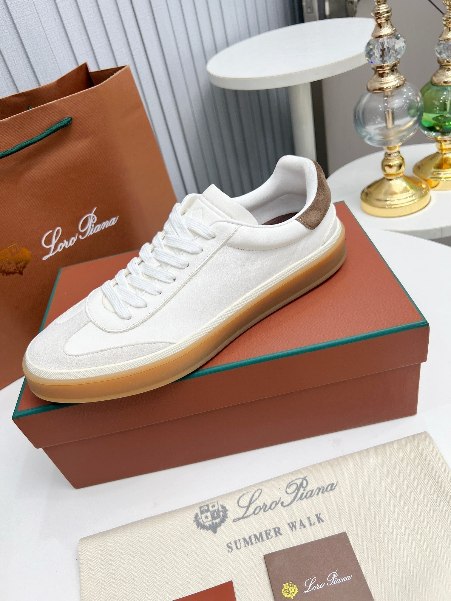 L-Sneakers