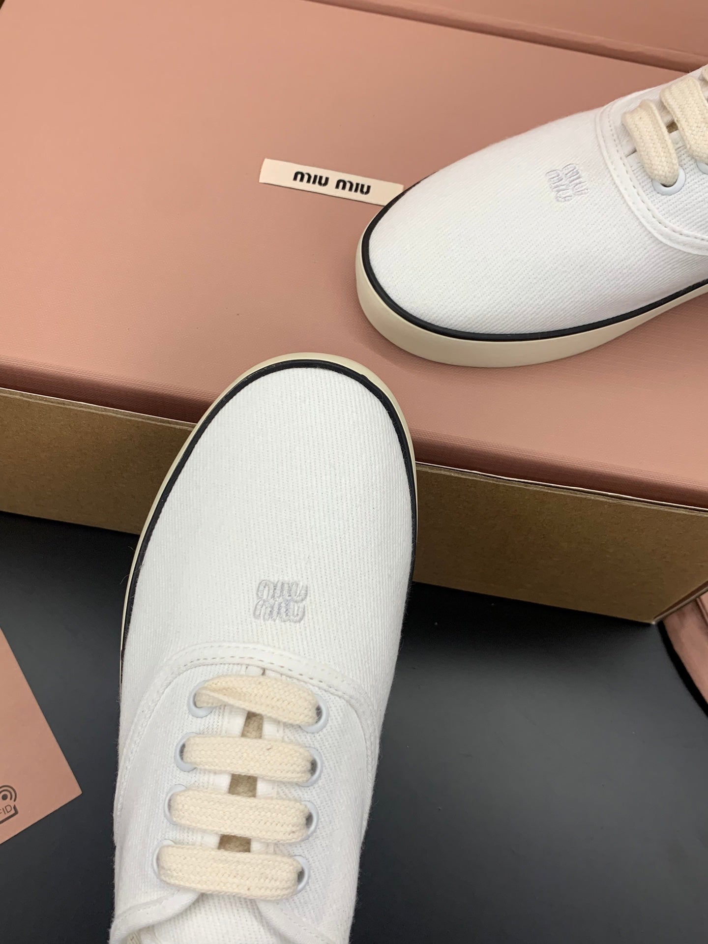 M-Sneakers