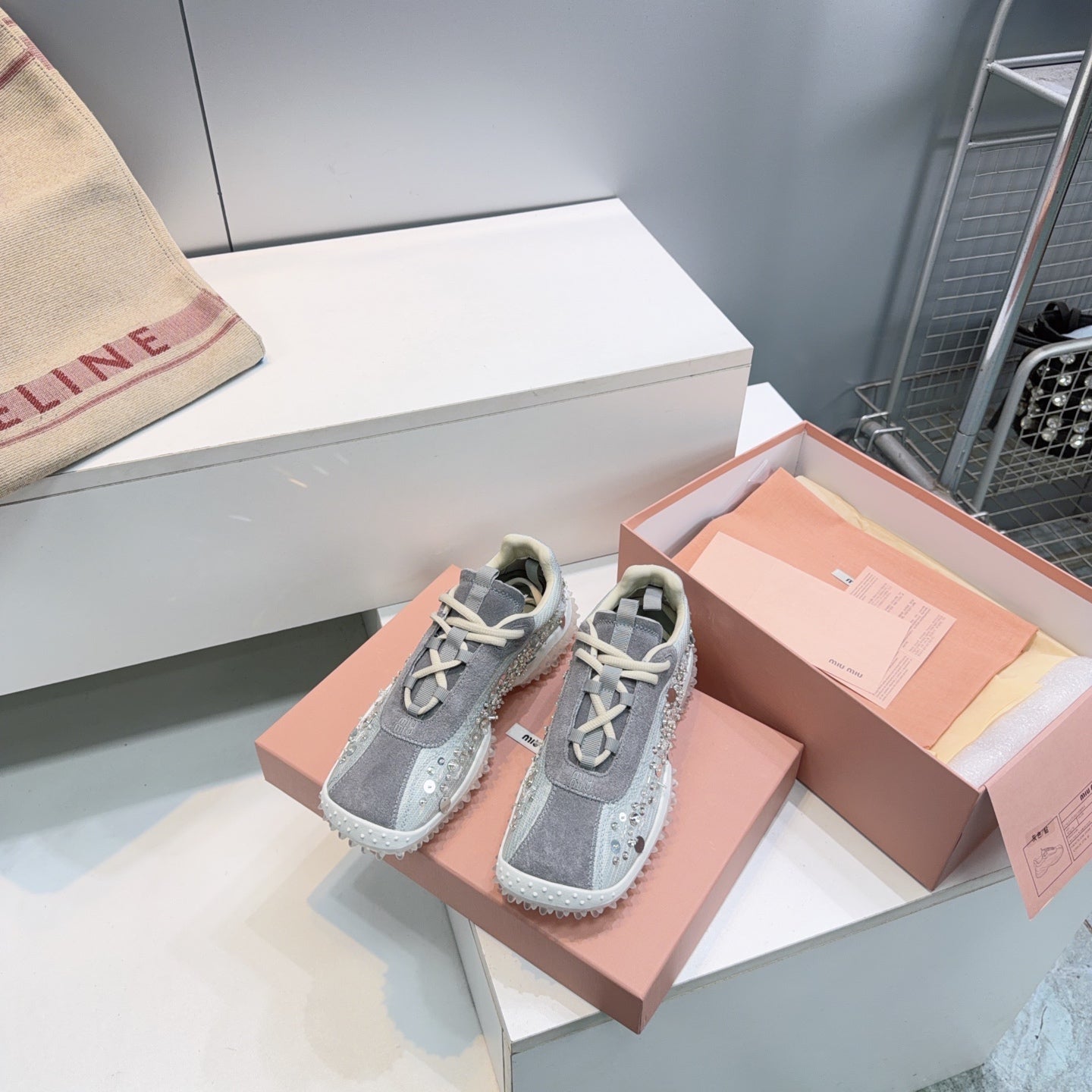 M-Sneakers