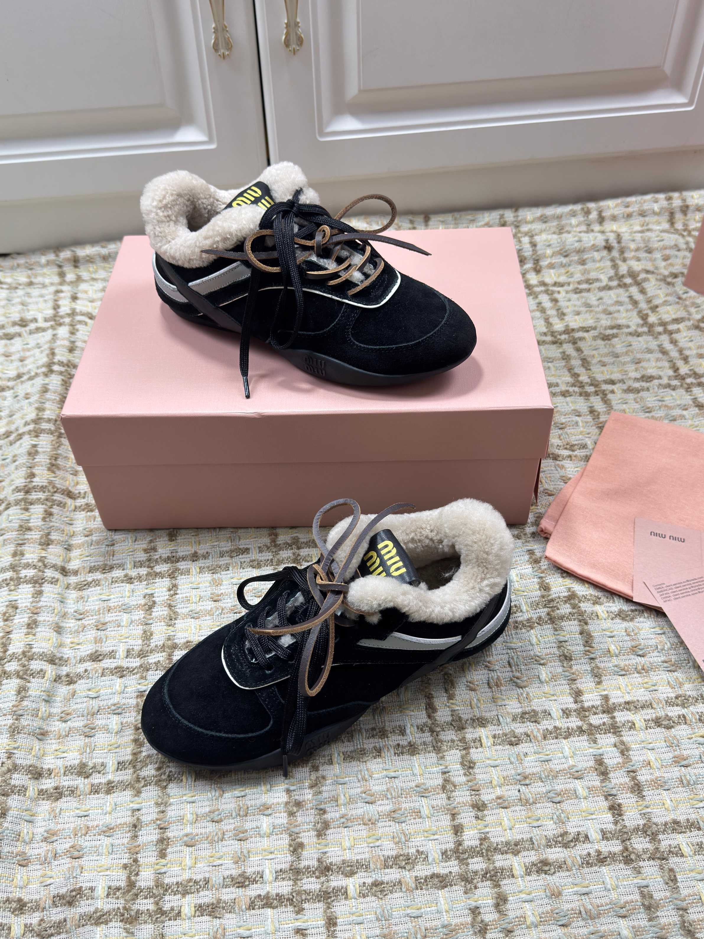 M-Sneakers
