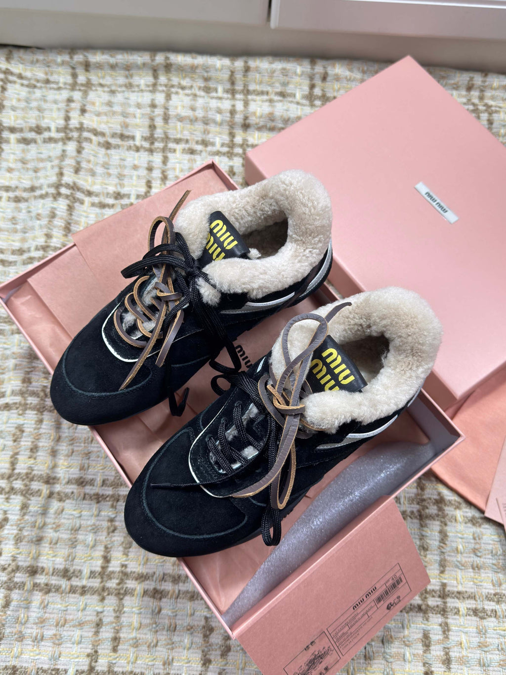 M-Sneakers