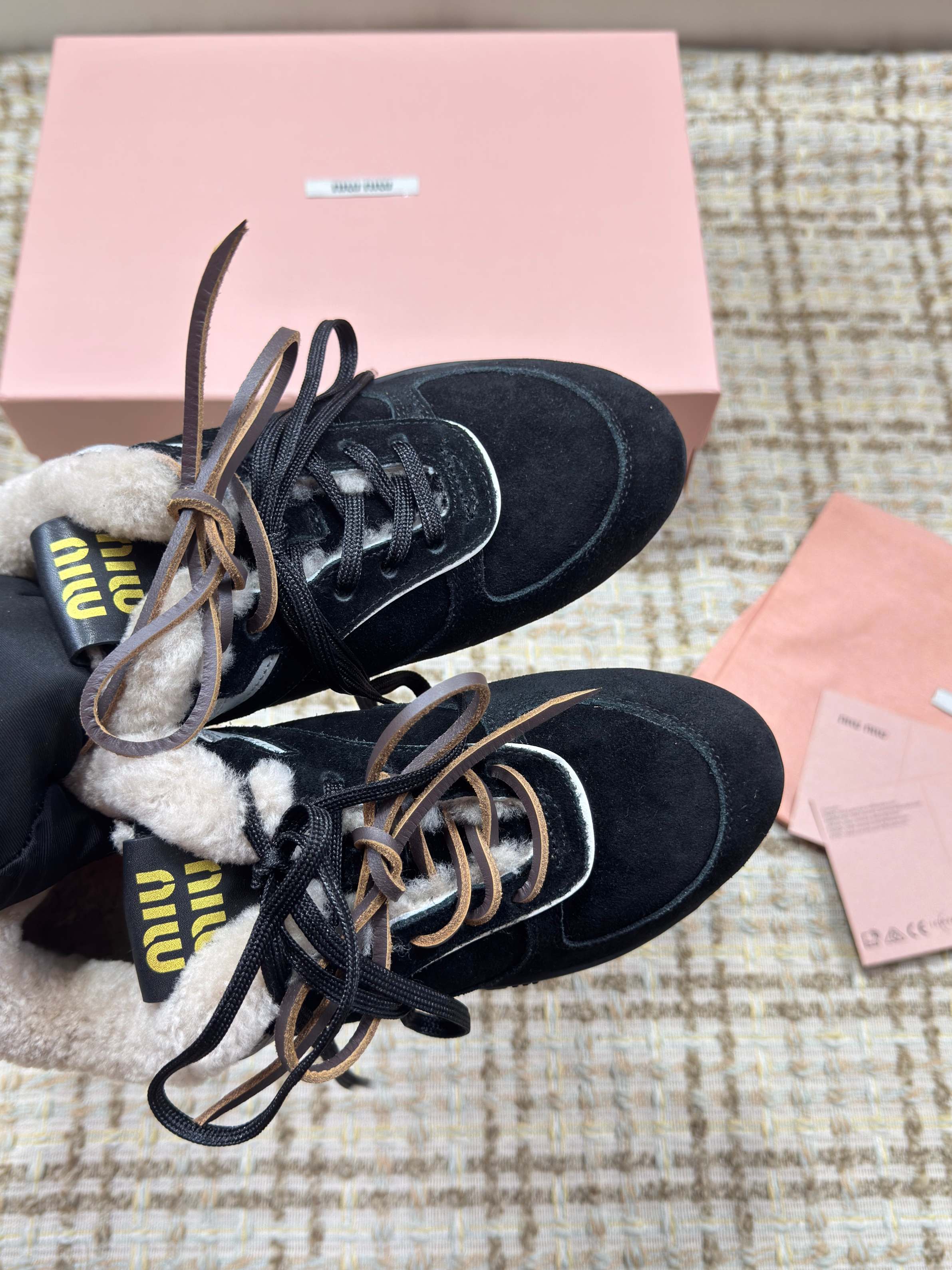 M-Sneakers