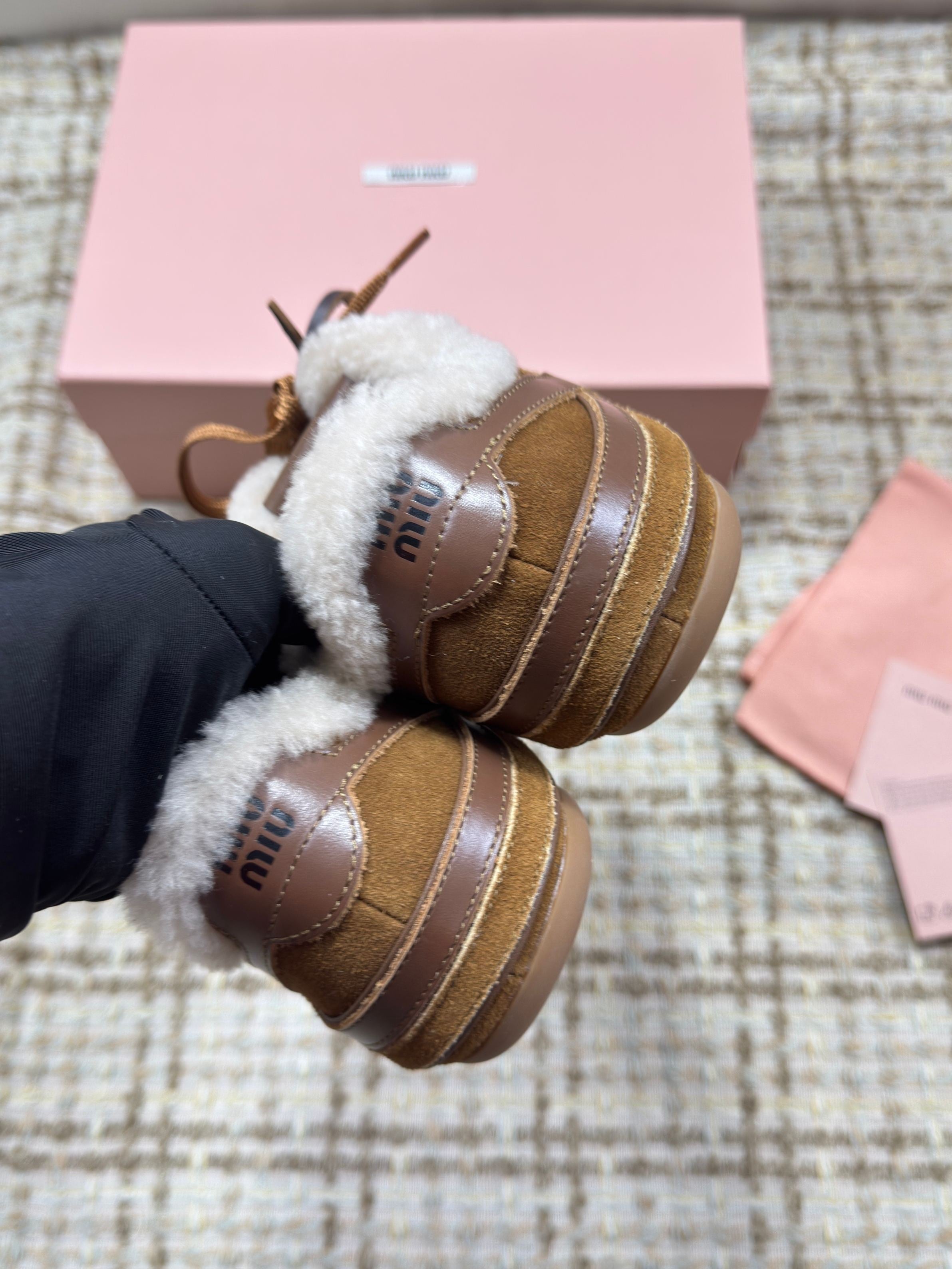 M-Sneakers