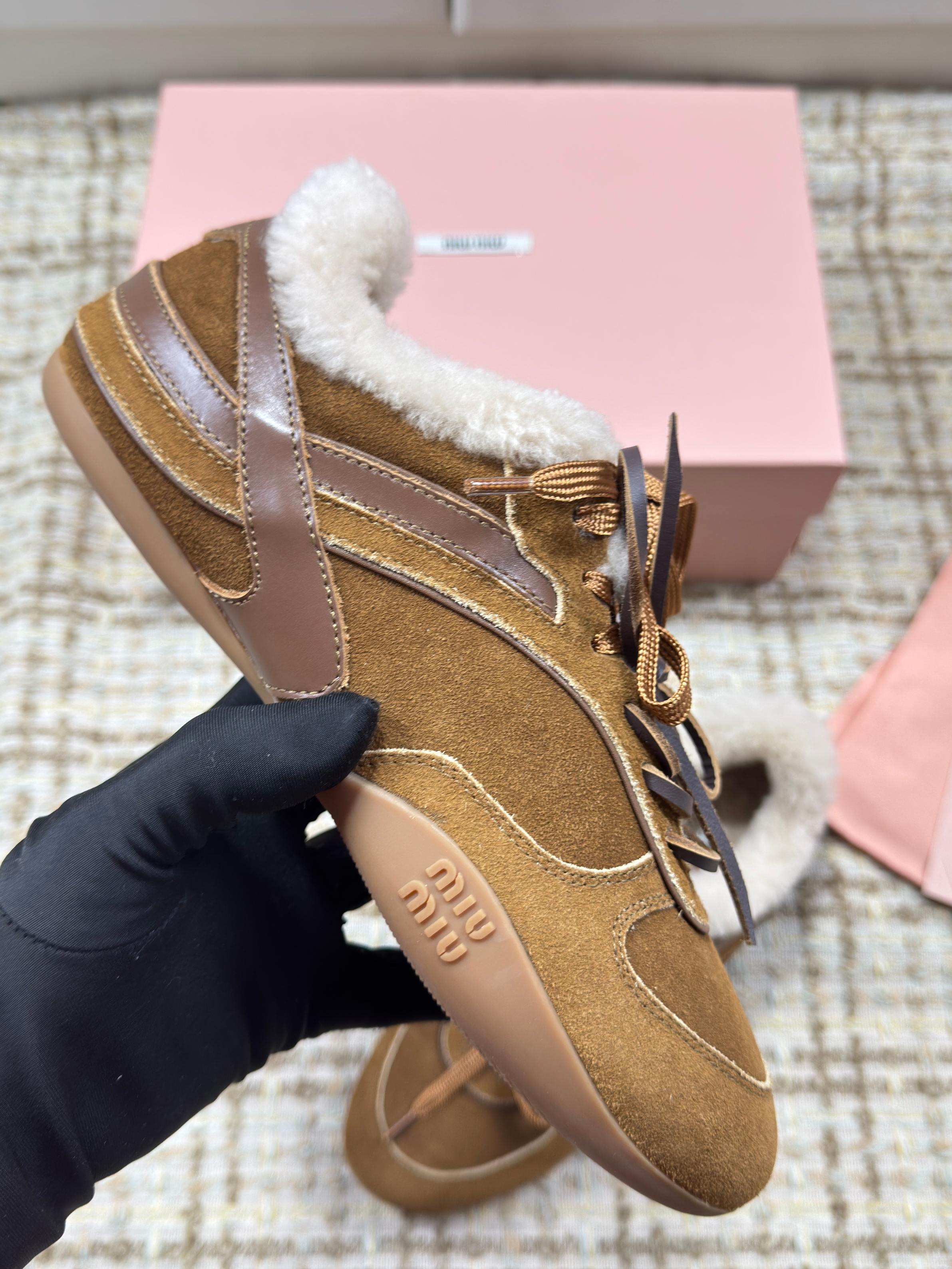 M-Sneakers