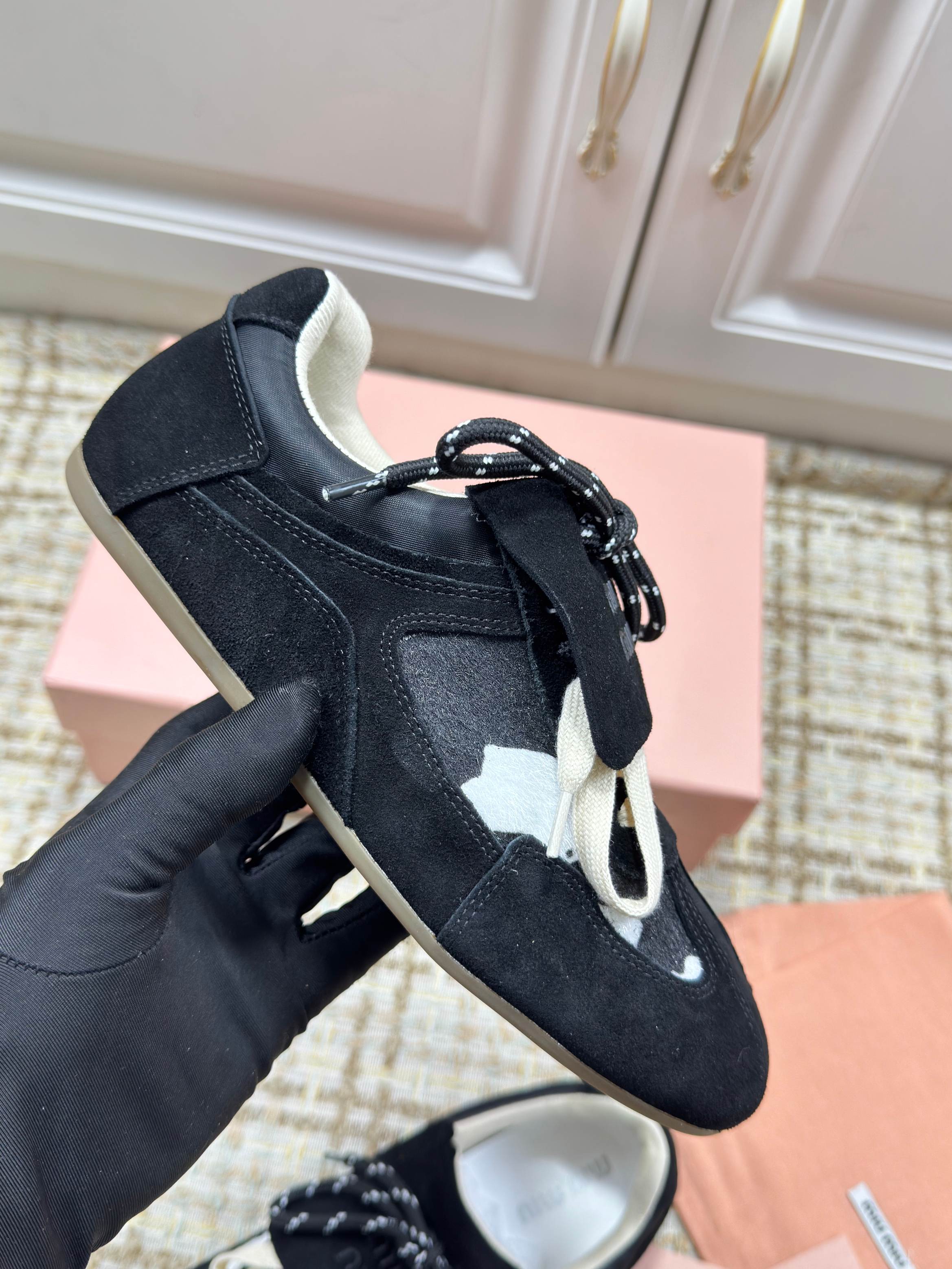 M-Sneakers