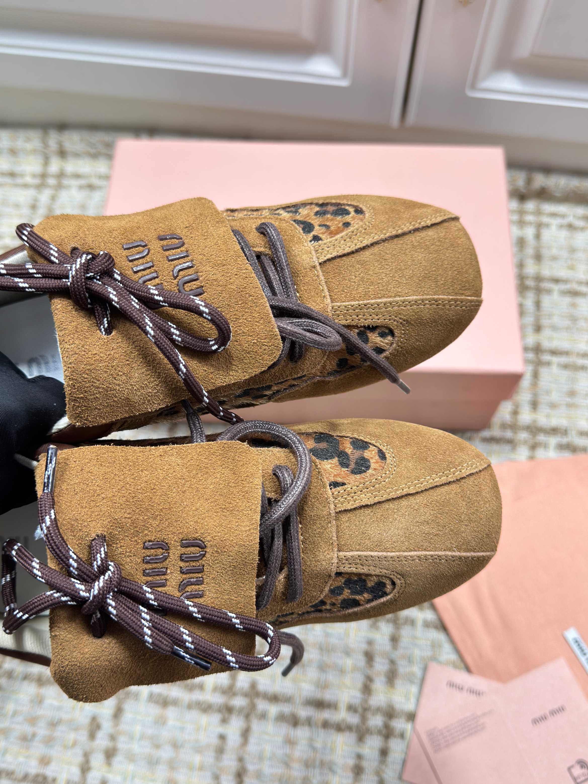 M-Sneakers