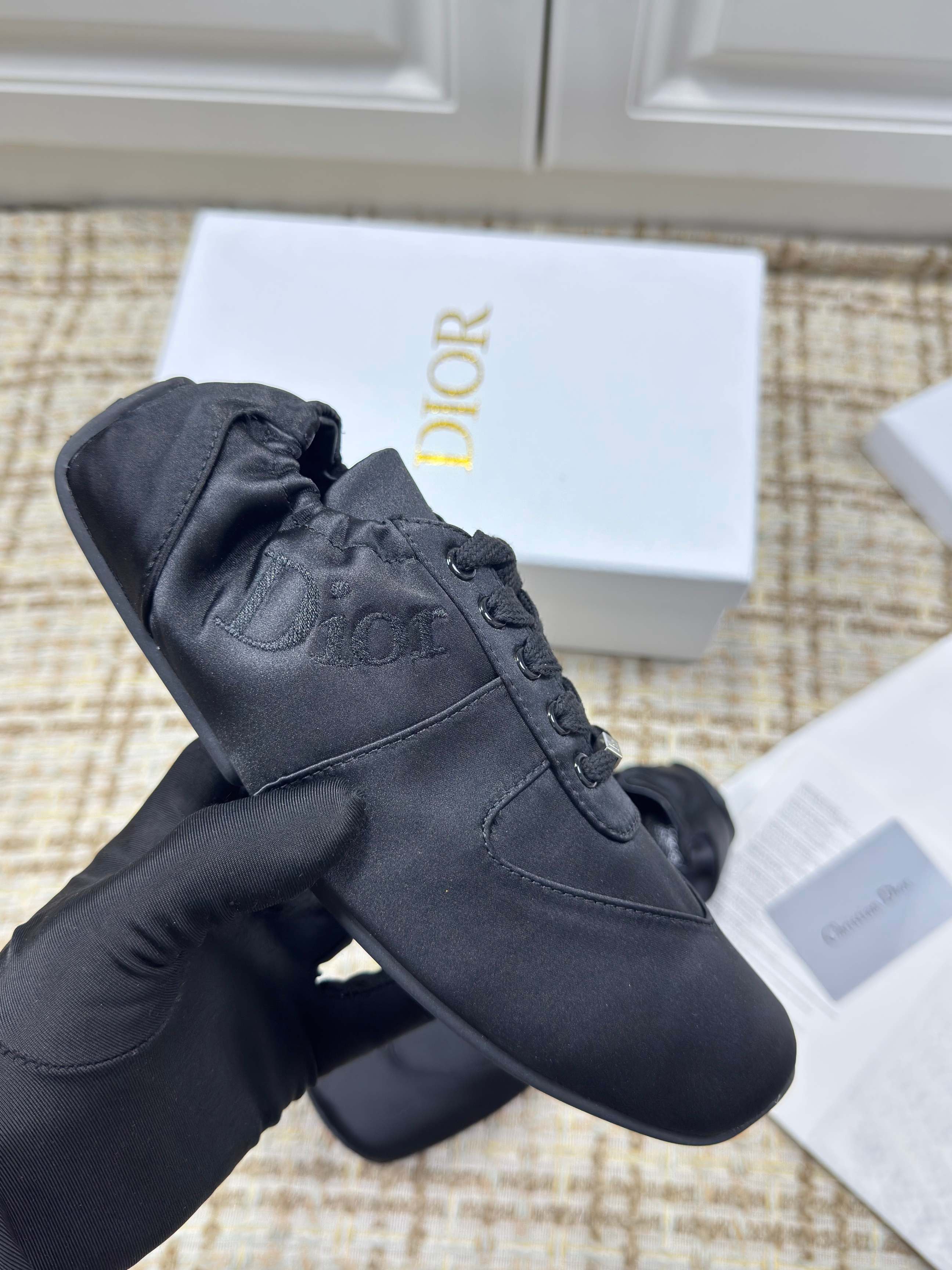 D-Sneakers