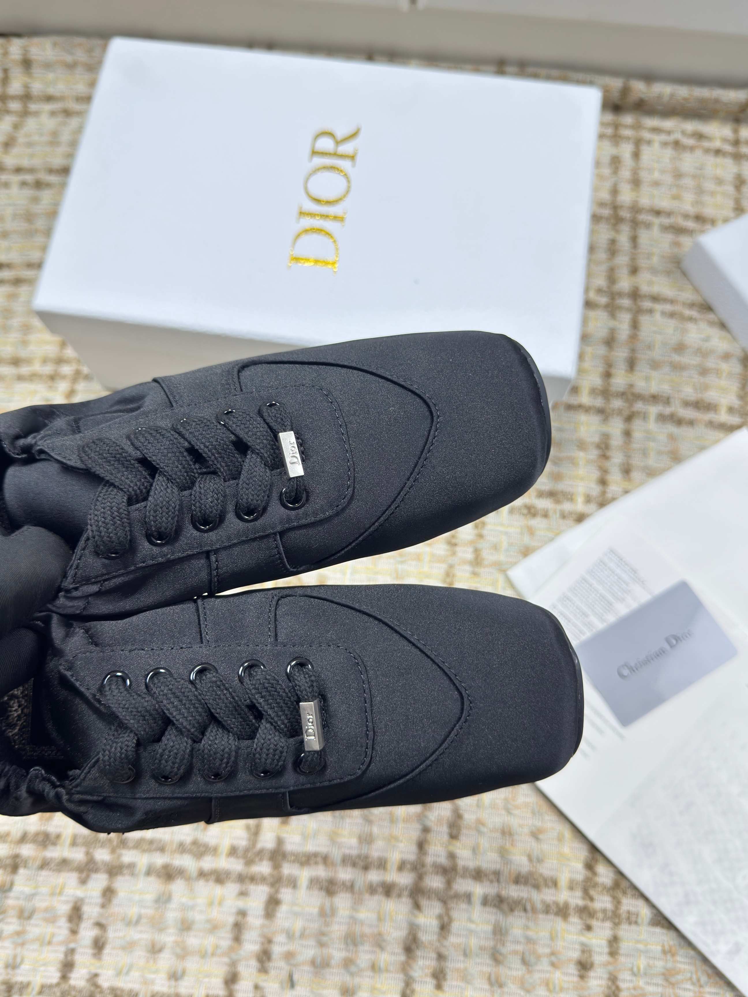 D-Sneakers