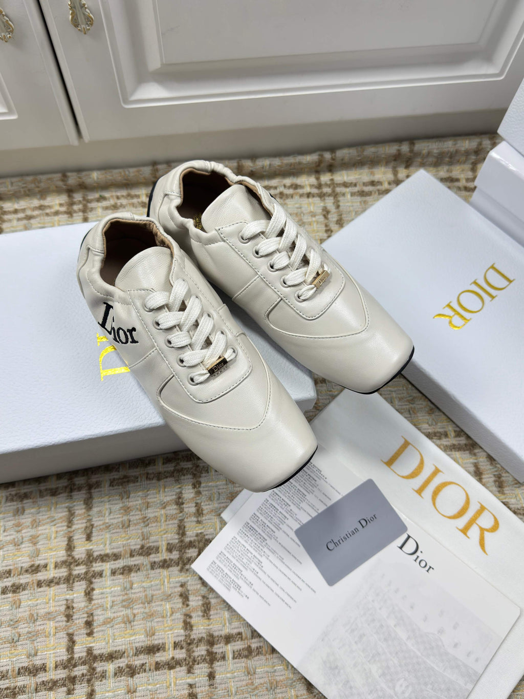 D-Sneakers