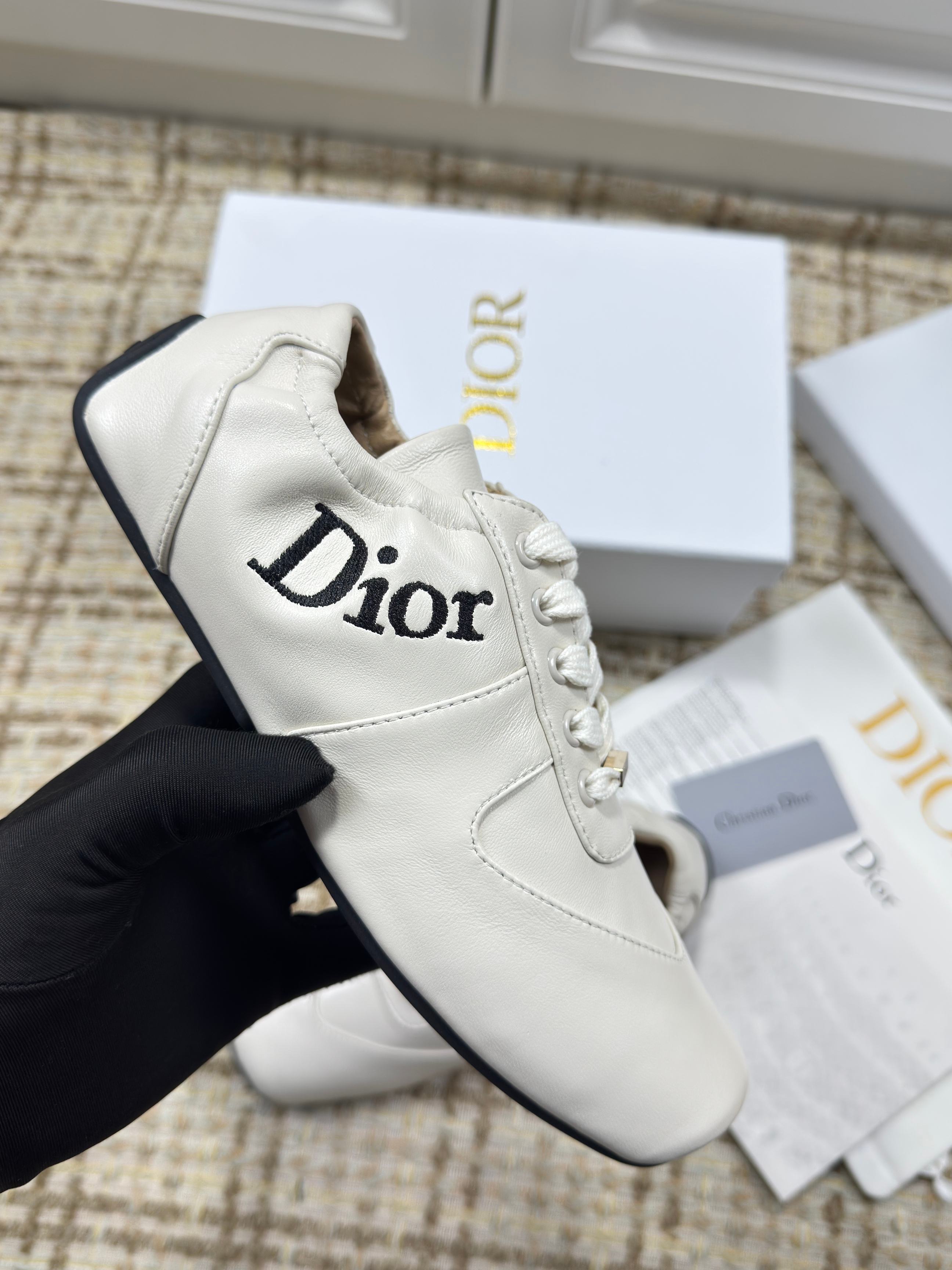 D-Sneakers