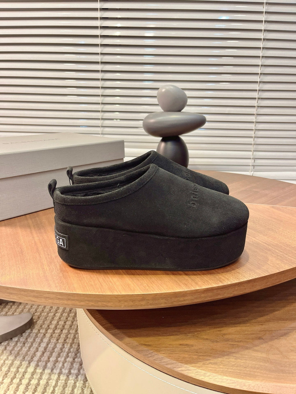 B-Sneakers