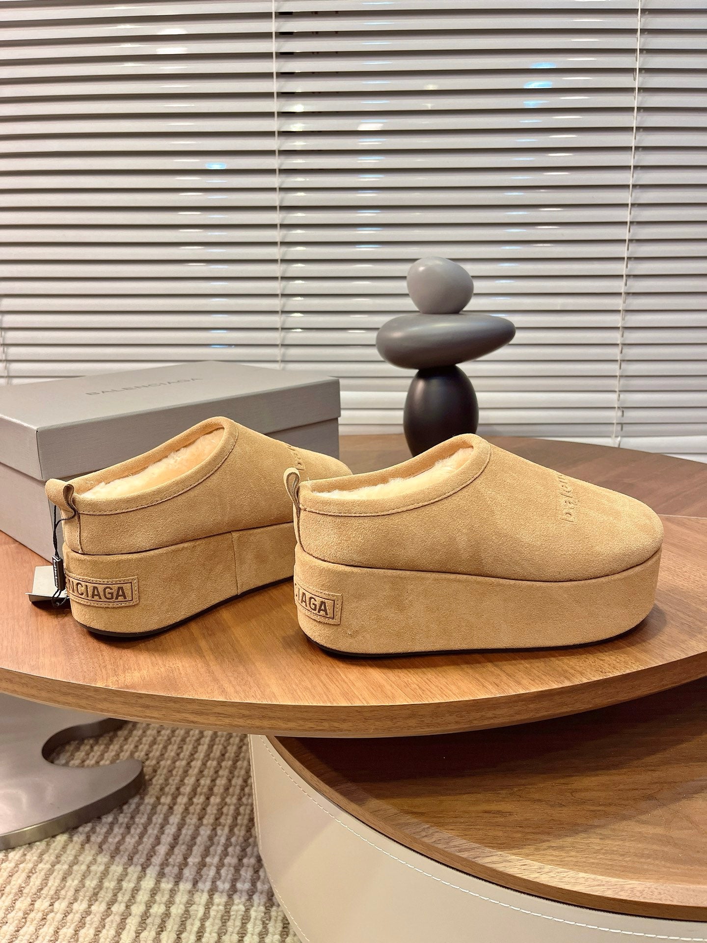 B-Sneakers