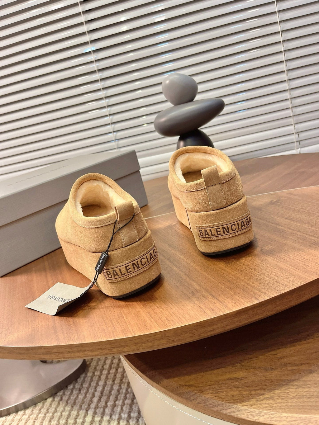 B-Sneakers