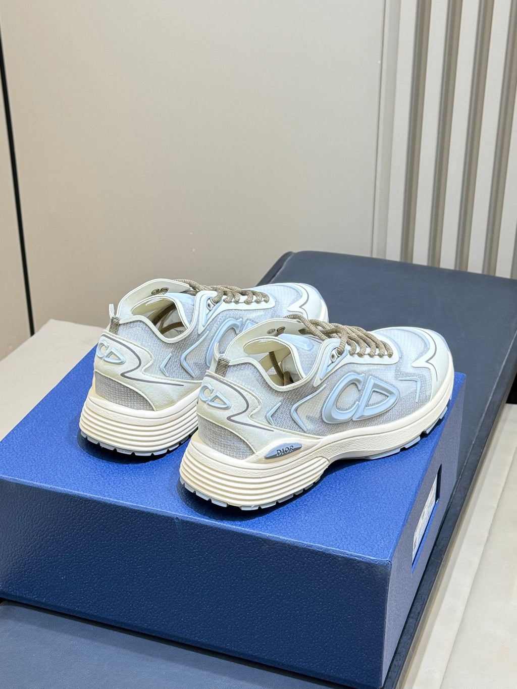 D-Sneakers