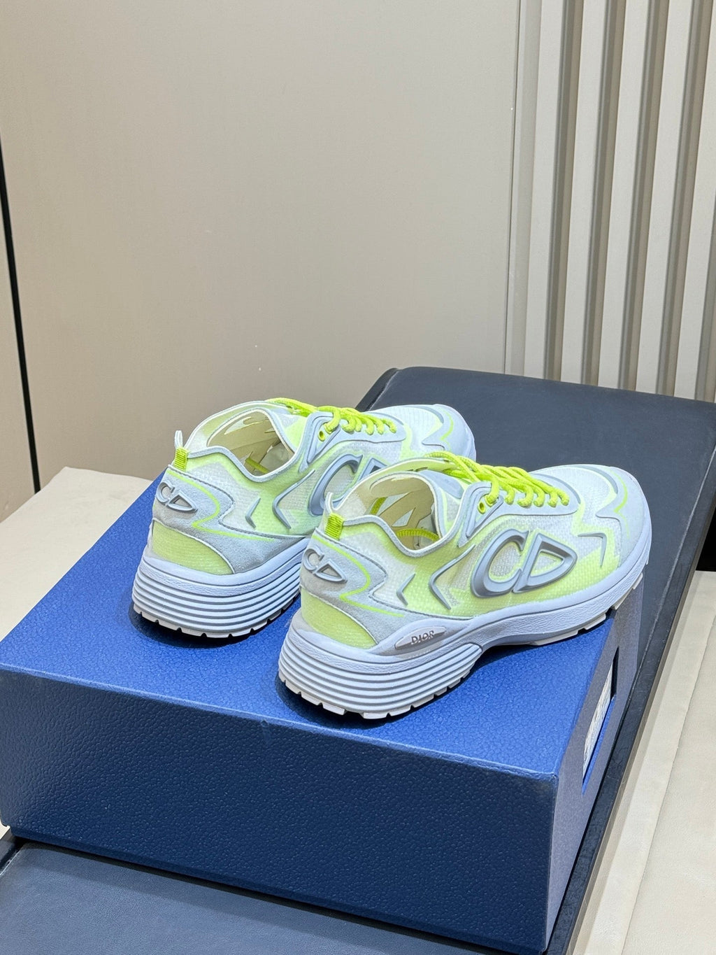 D-Sneakers