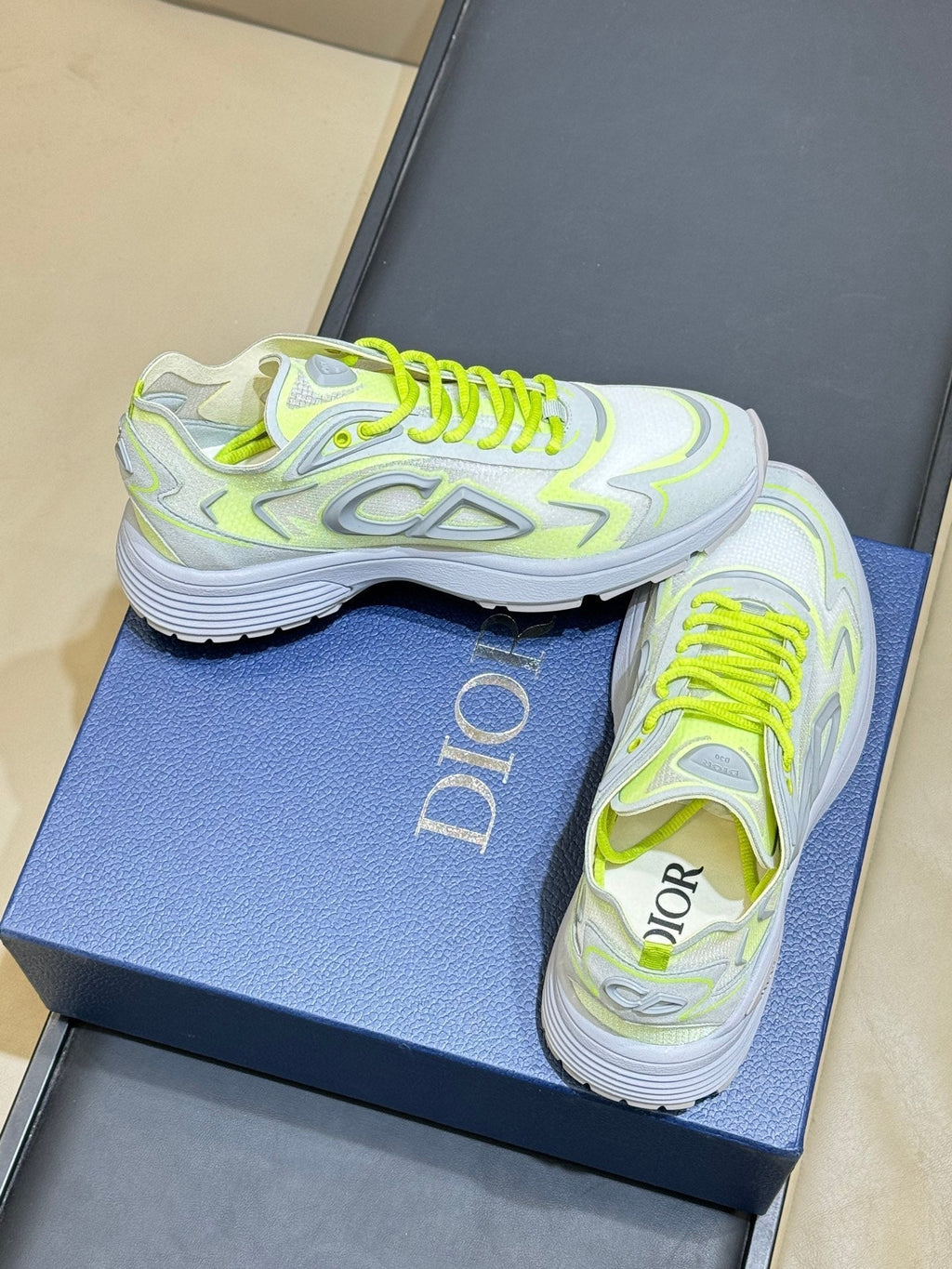 D-Sneakers