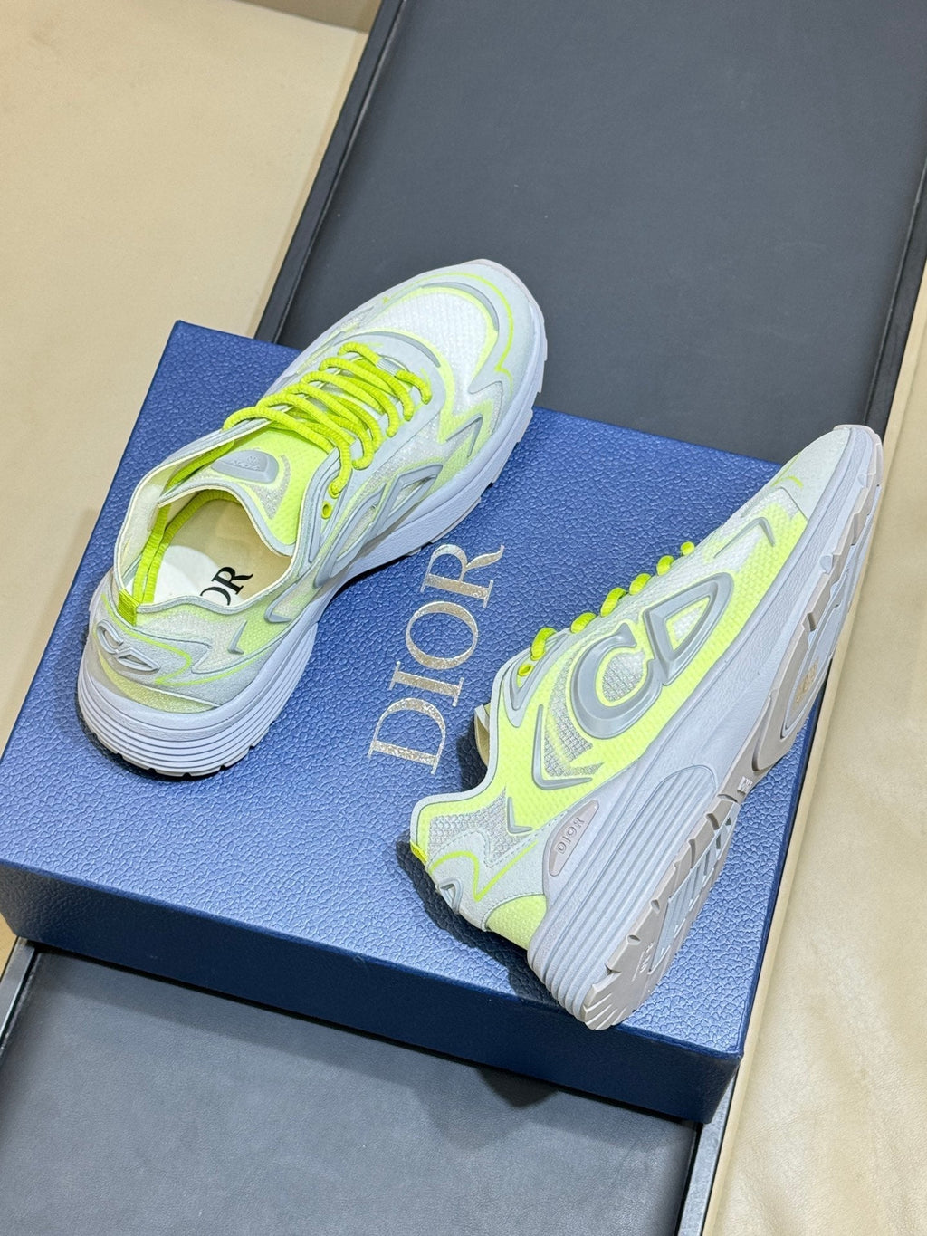 D-Sneakers