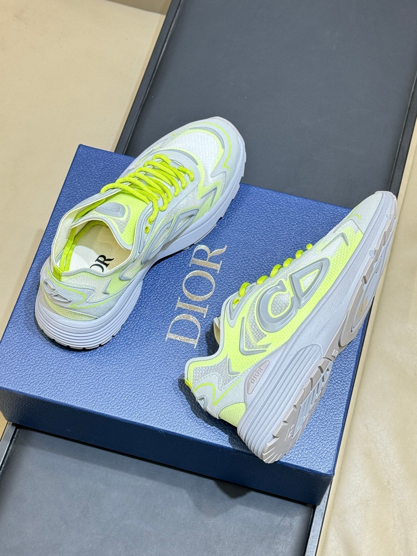 D-Sneakers