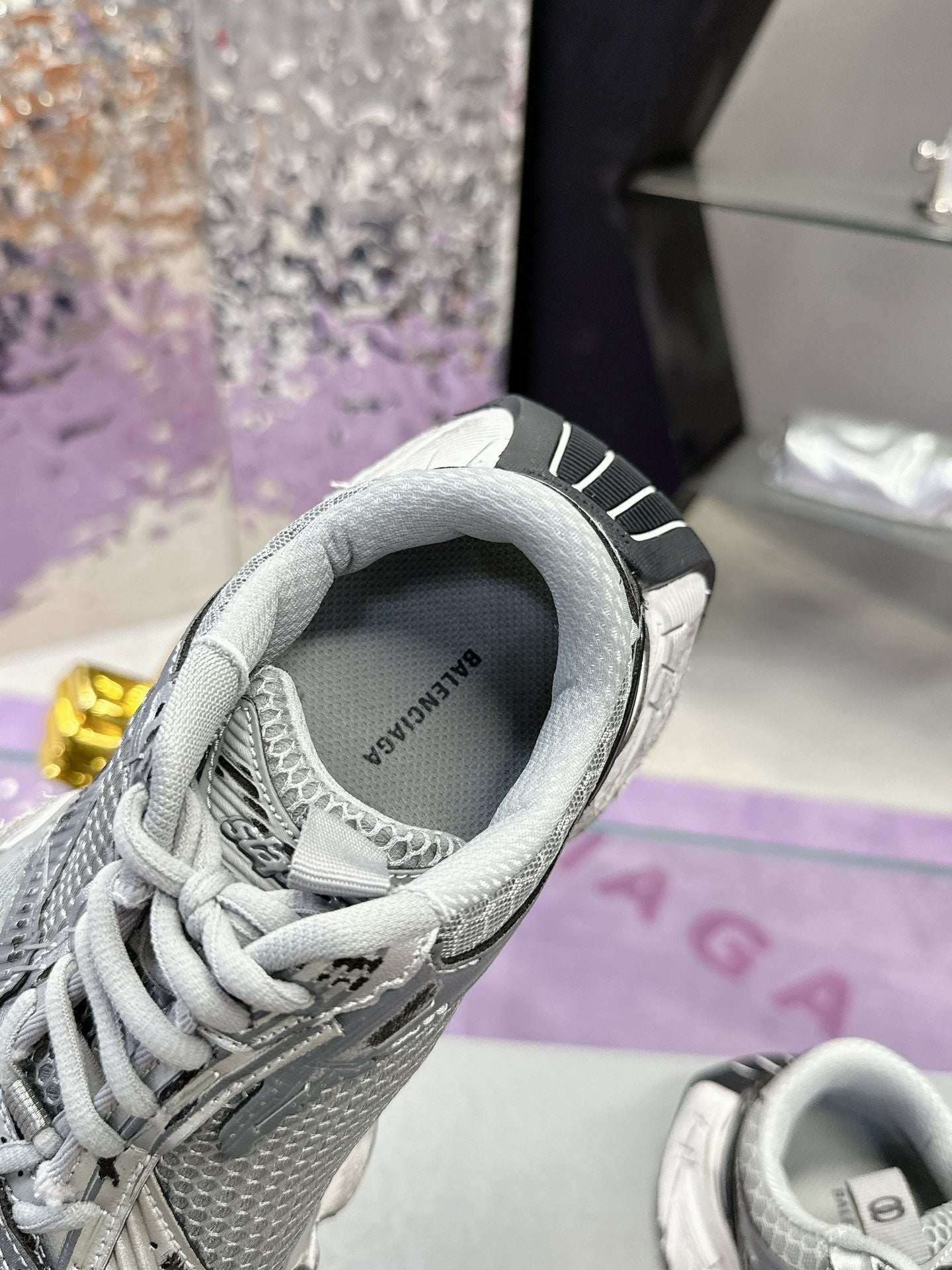 B-Sneakers