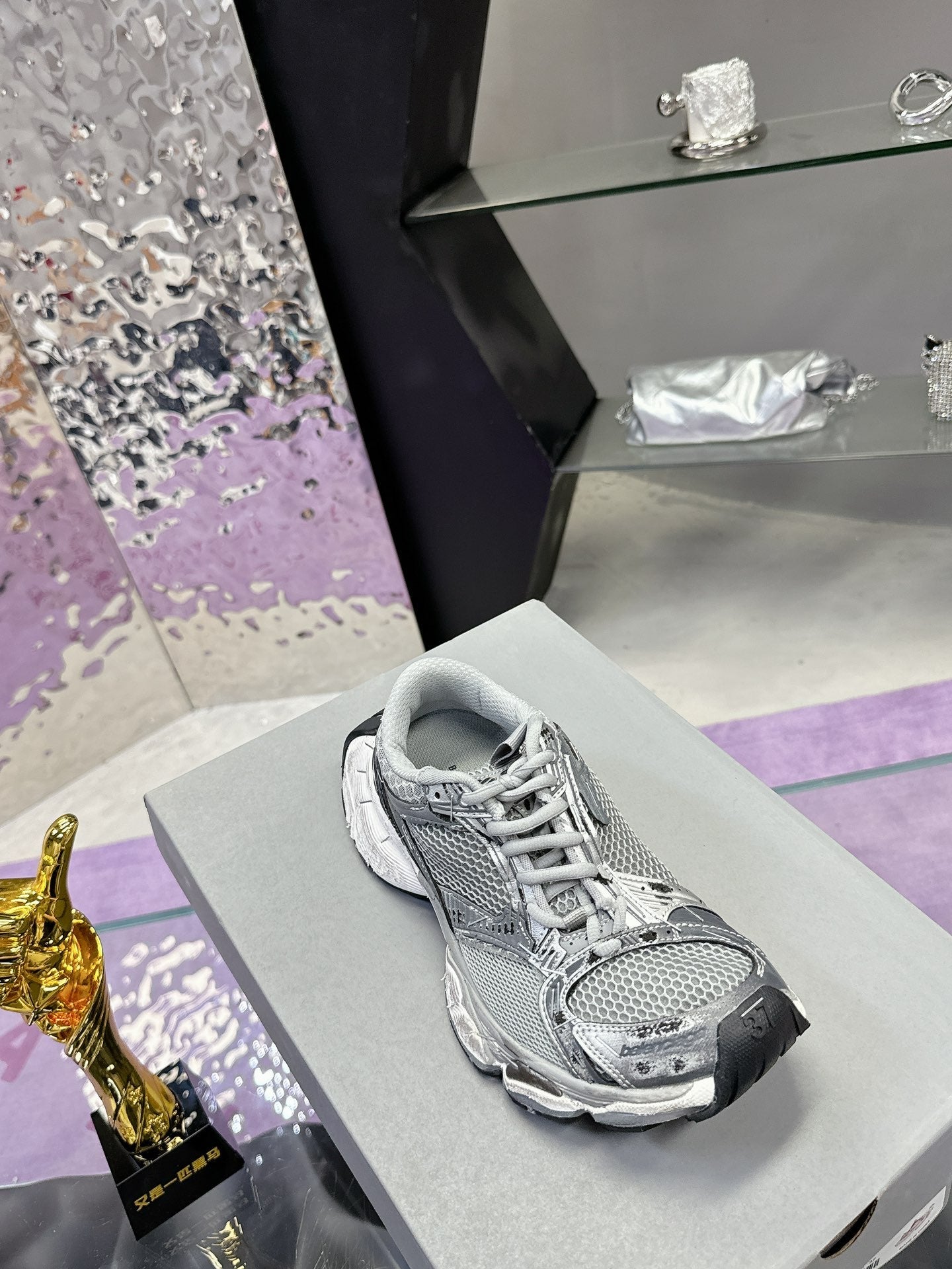 B-Sneakers