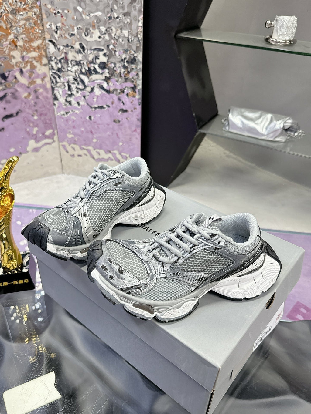 B-Sneakers