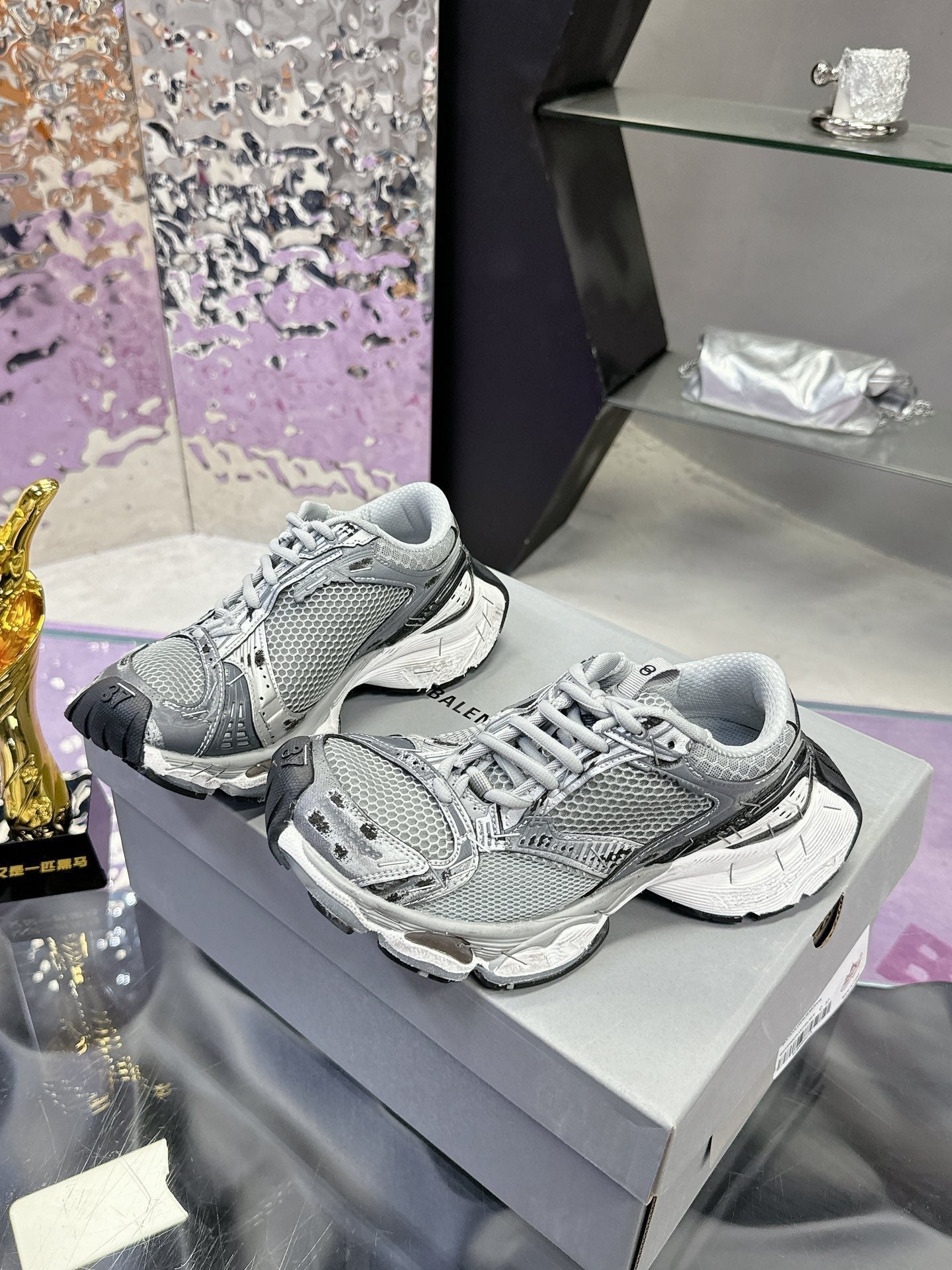 B-Sneakers