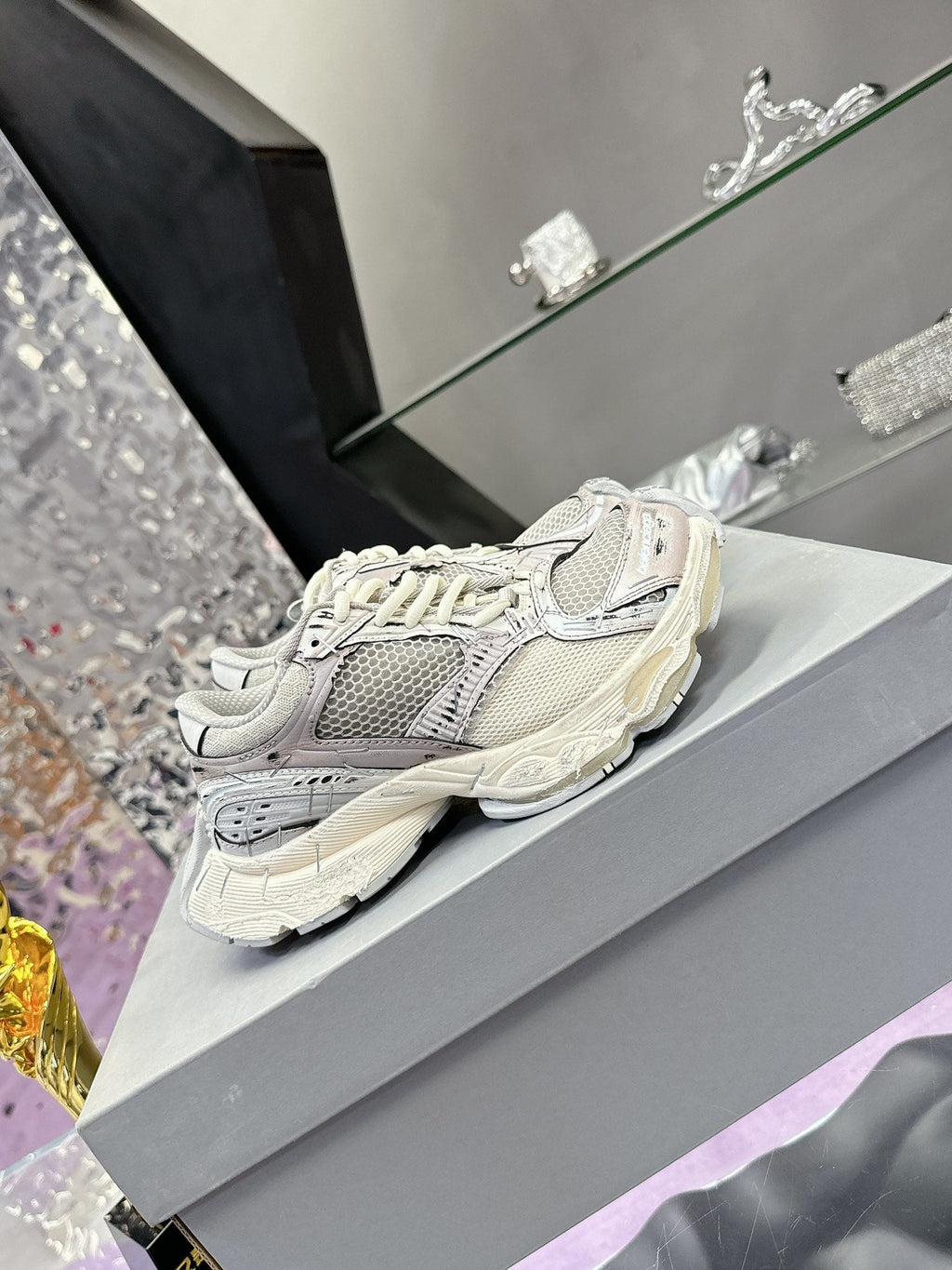 B-Sneakers