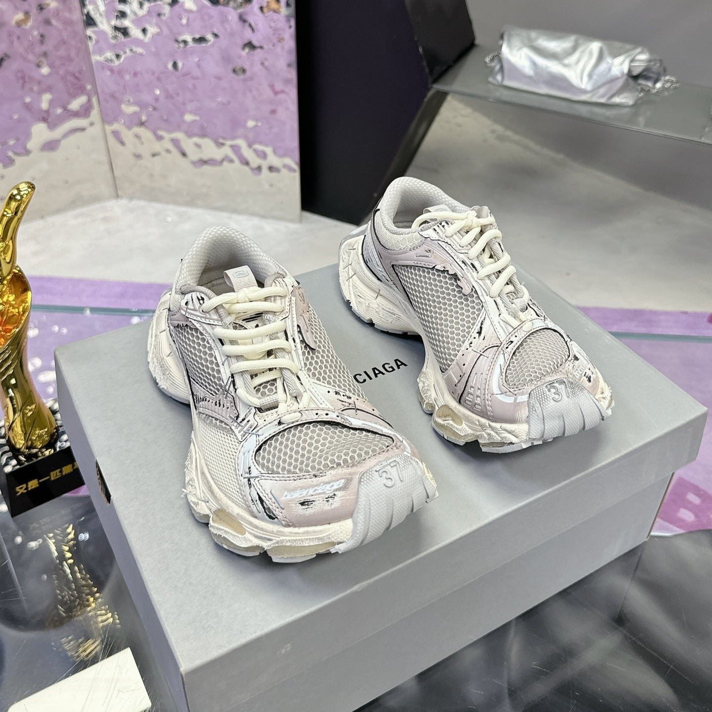 B-Sneakers