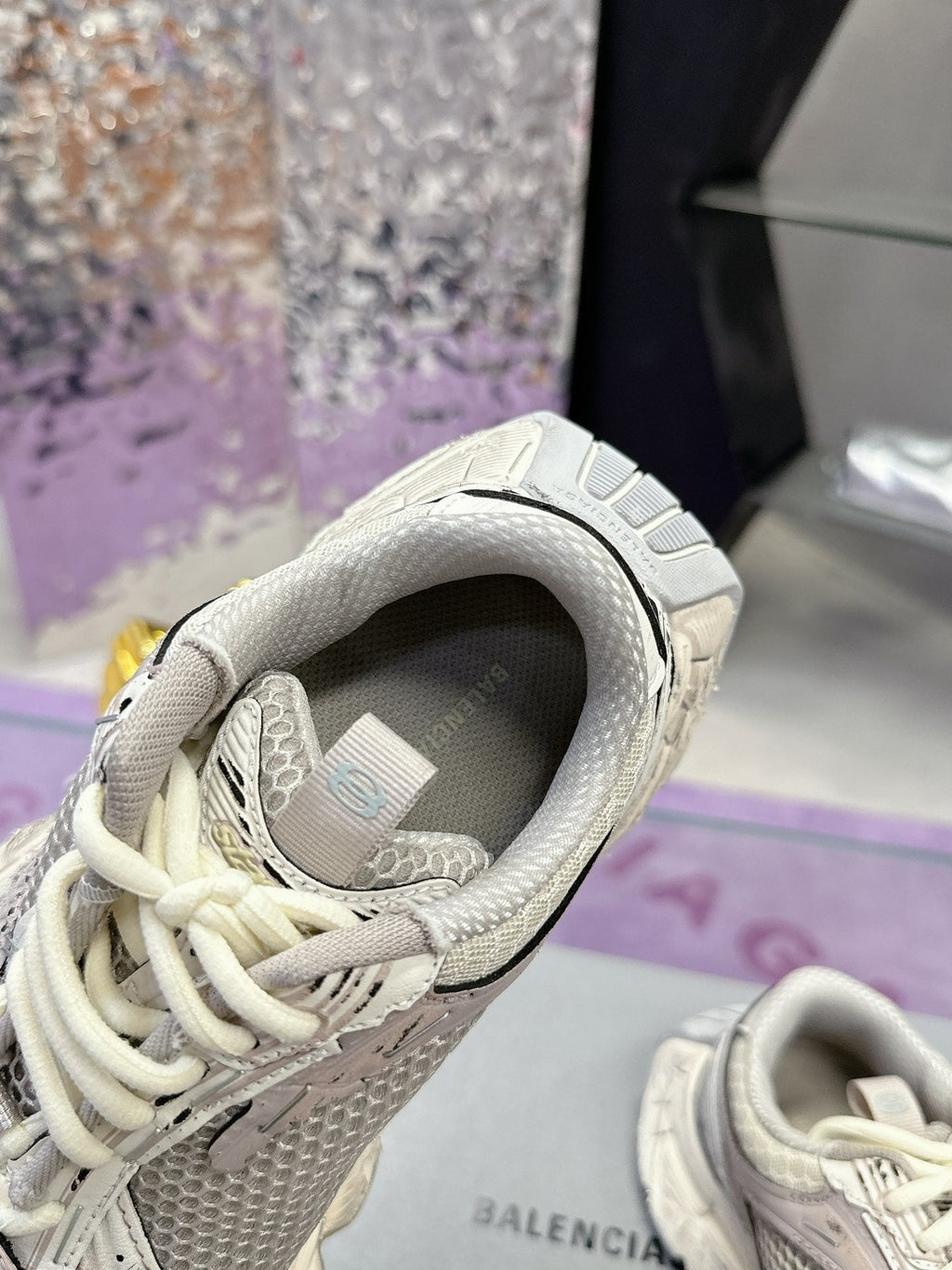 B-Sneakers