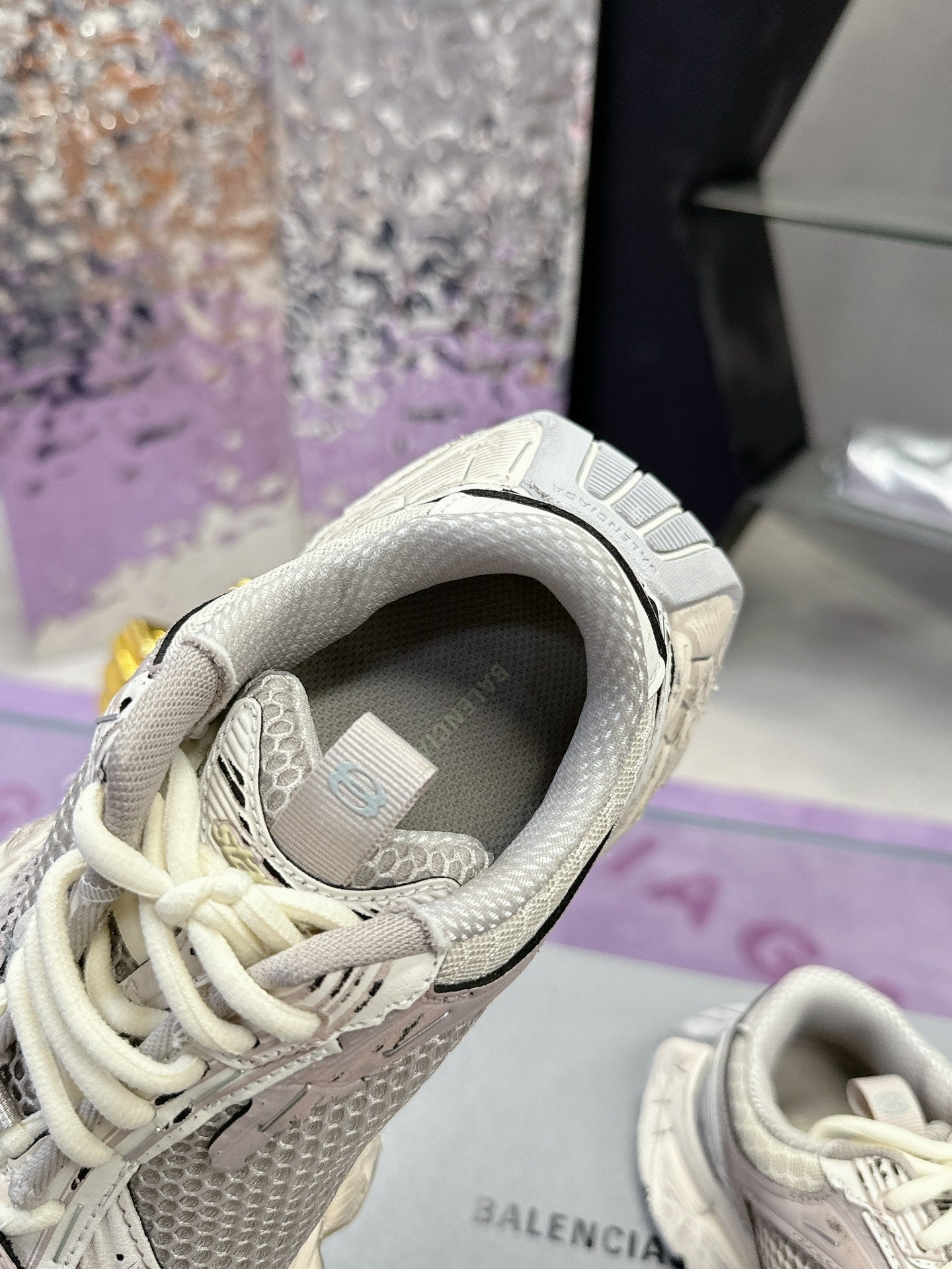 B-Sneakers