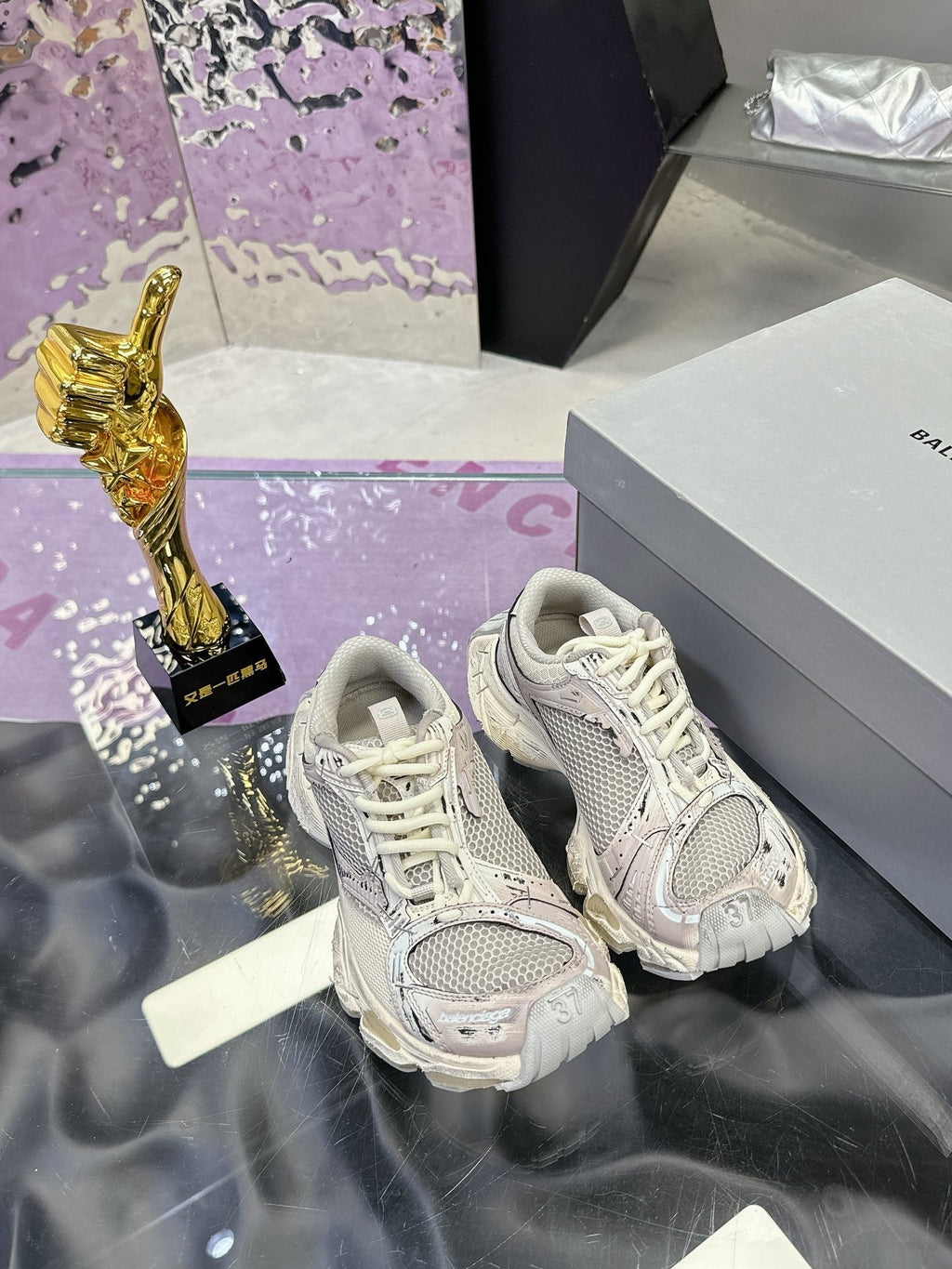 B-Sneakers