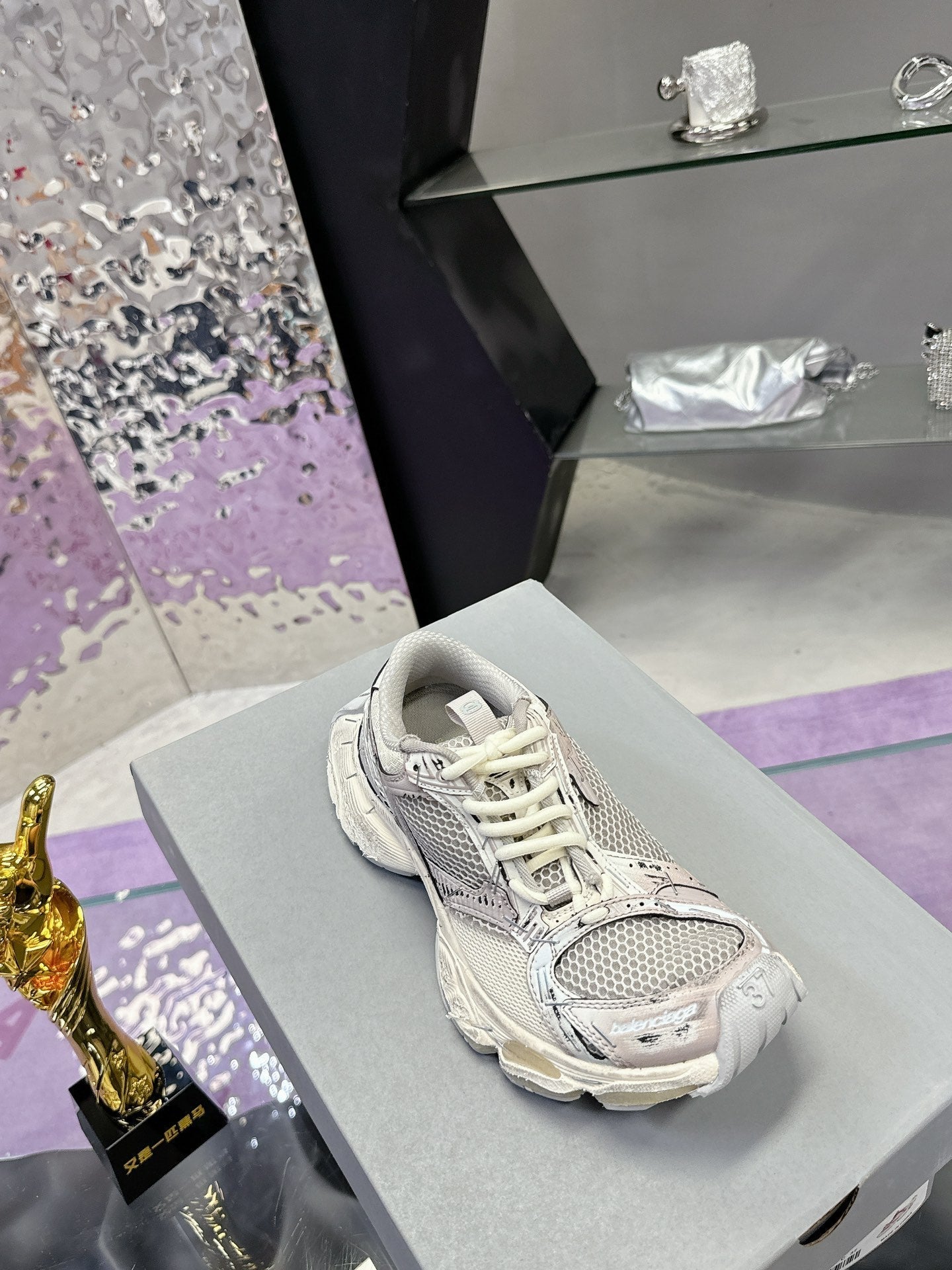 B-Sneakers