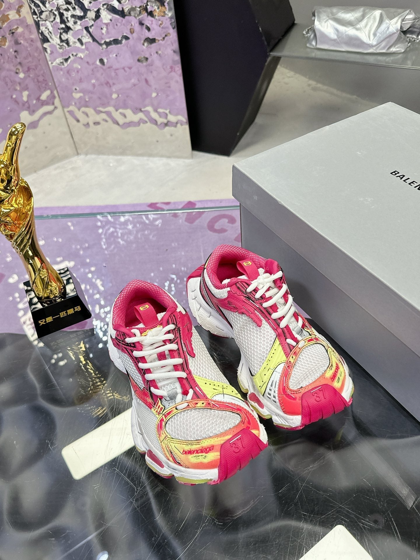B-Sneakers