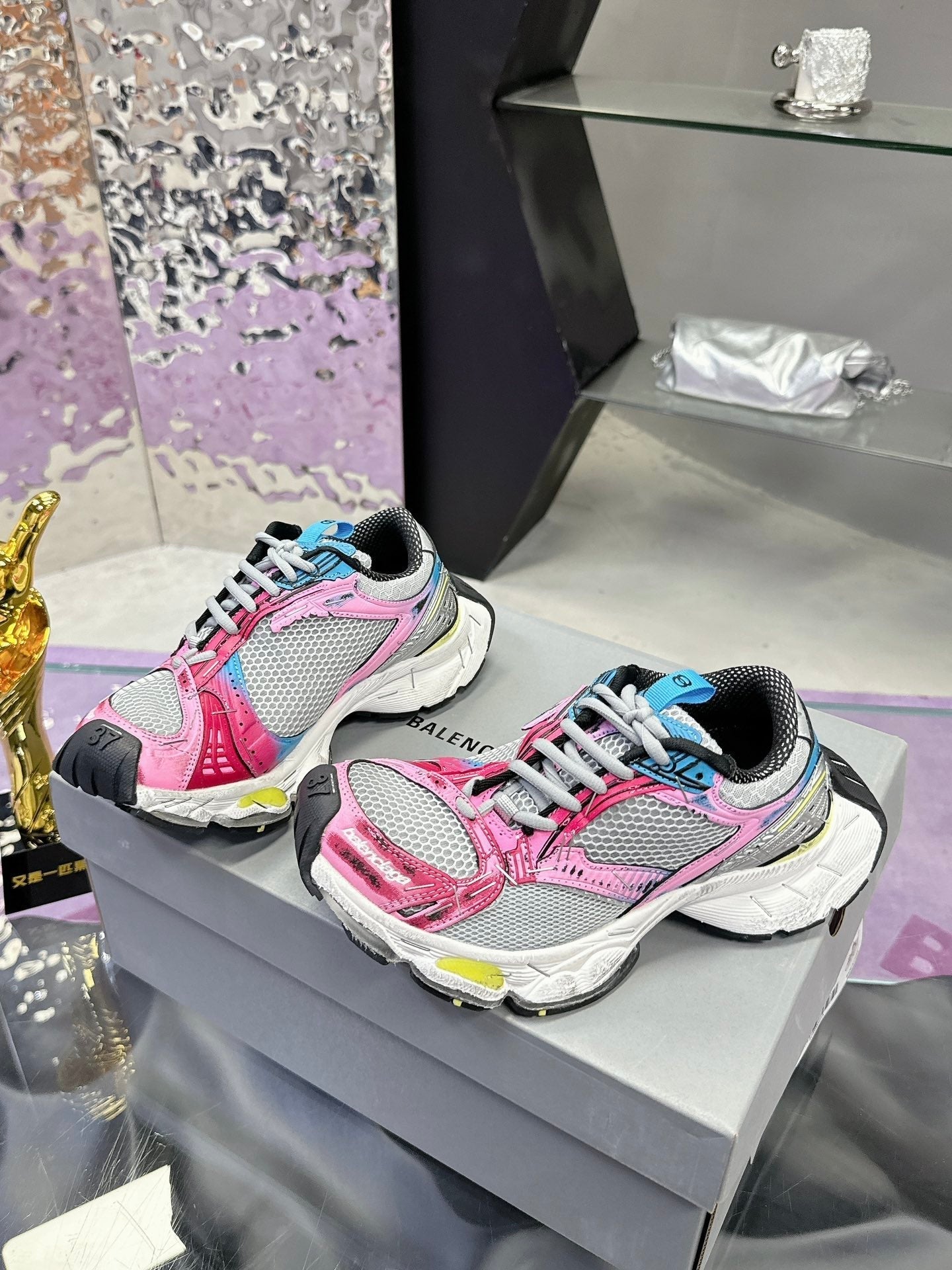 B-Sneakers