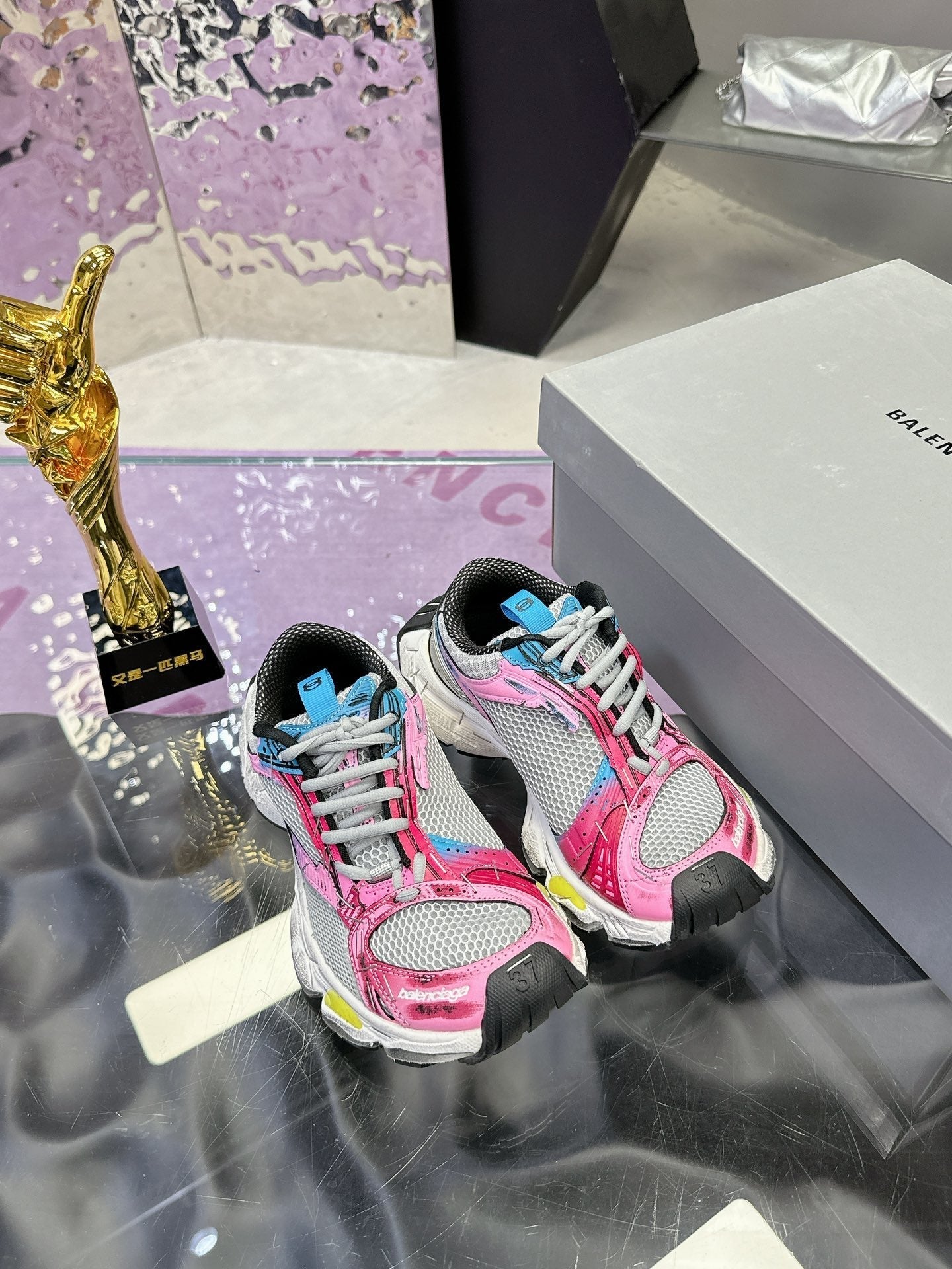 B-Sneakers