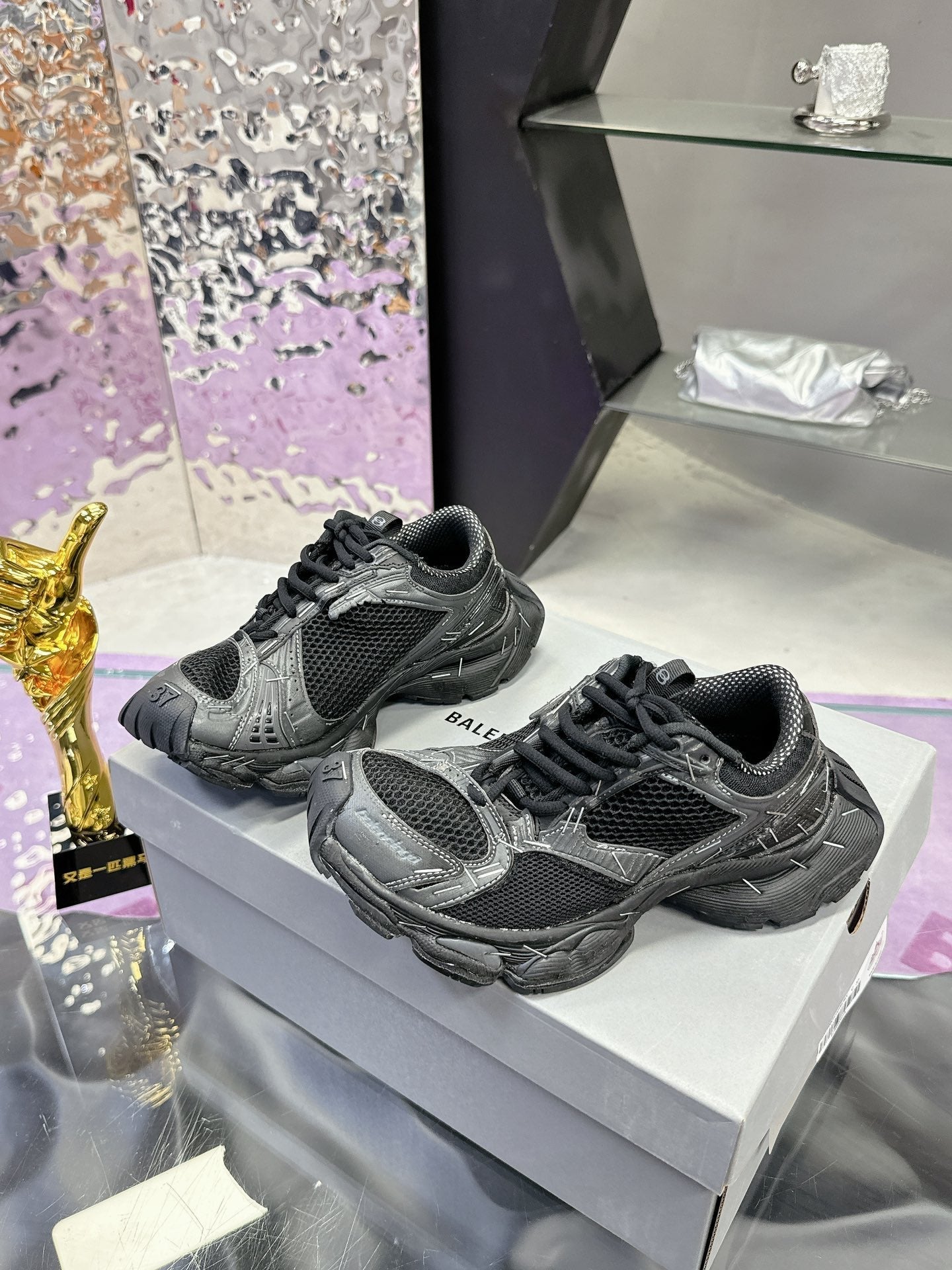 B-Sneakers